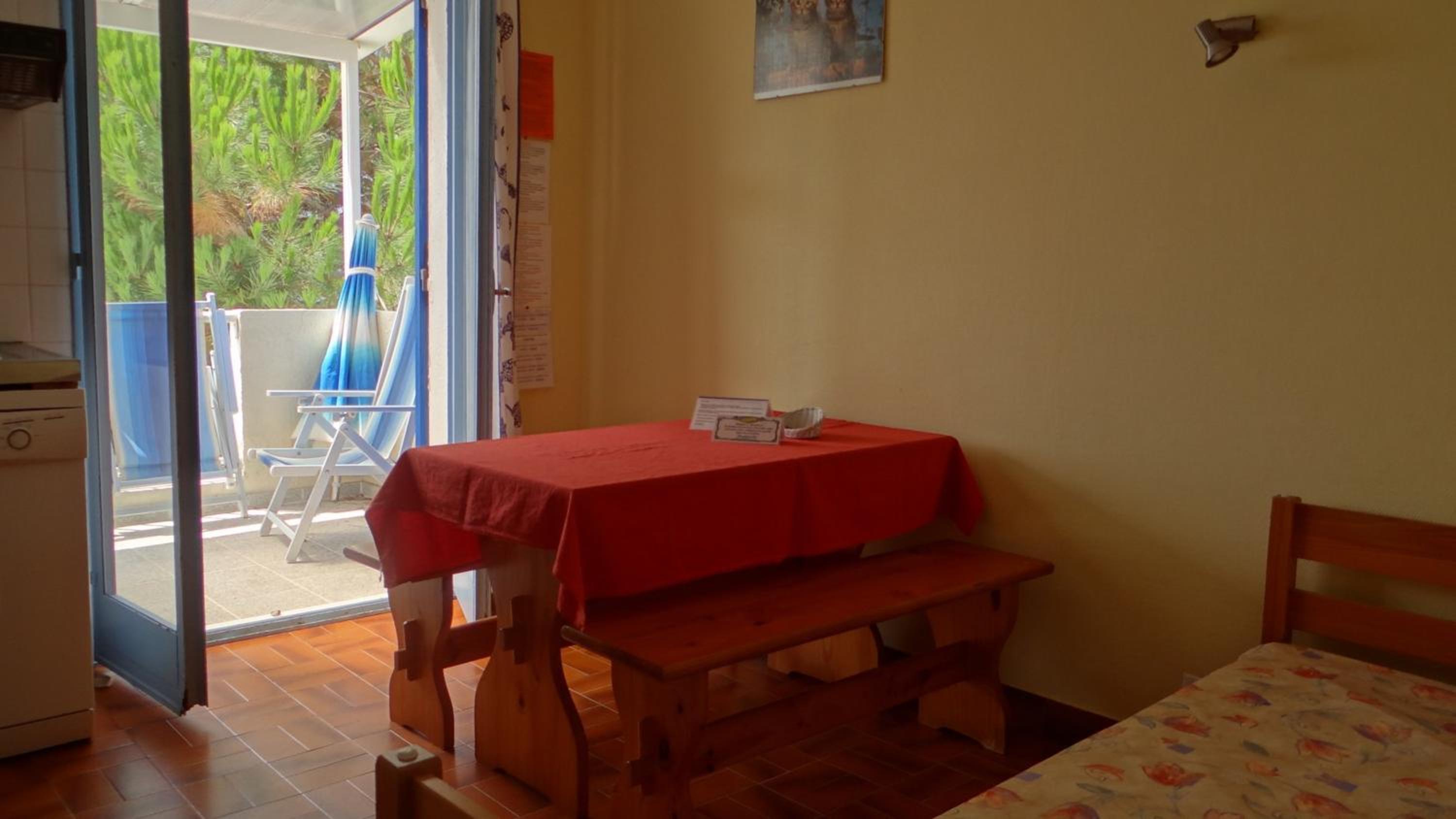 One-Bedroom Apartment (5 Adults) photo 3