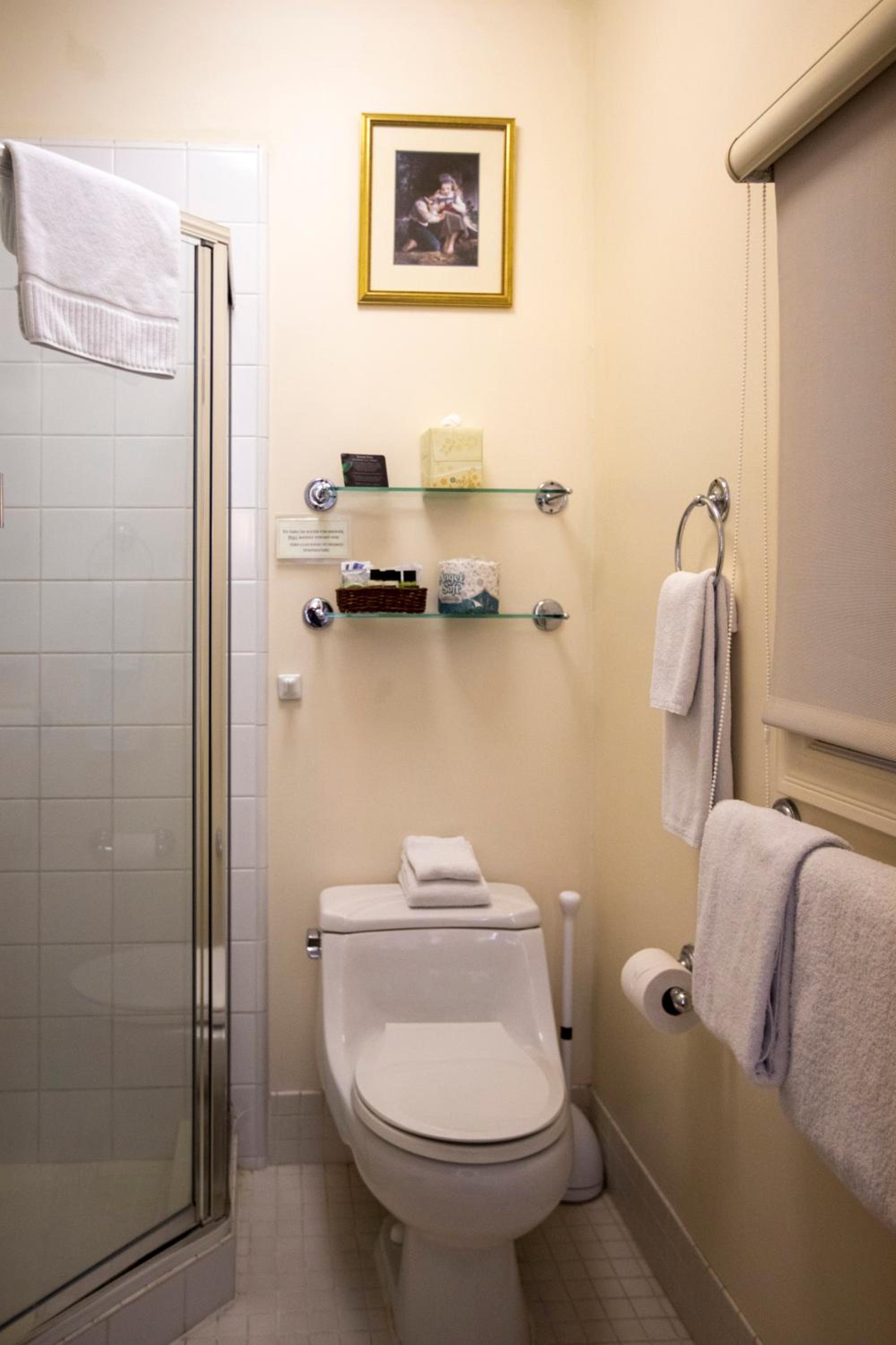 Standard Queen Room - Photo 23