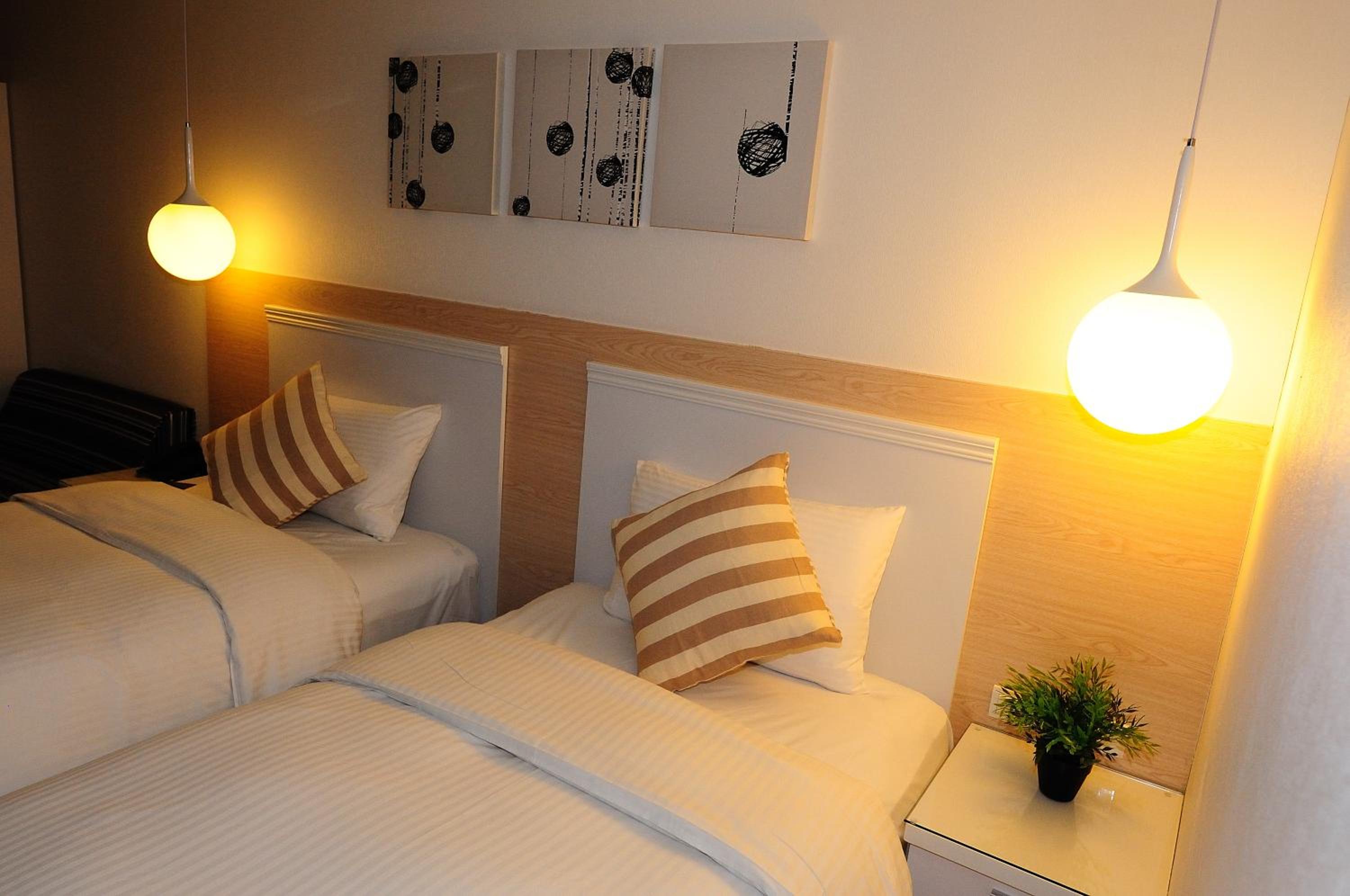 Standard Twin Room - no window photo 2