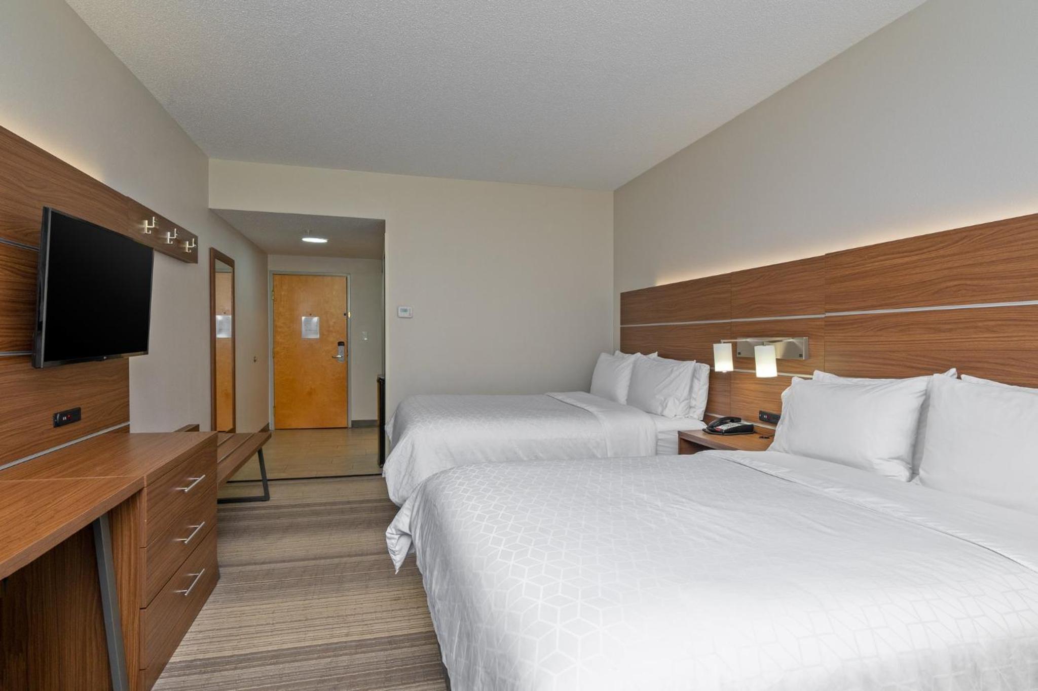 Standard Queen Room with Two Queen Beds - Photo 4
