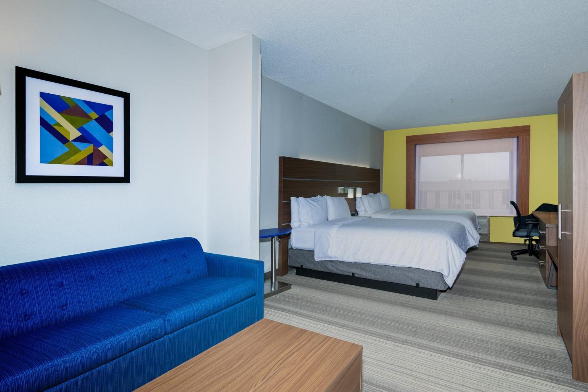 Queen Suite - Photo 1