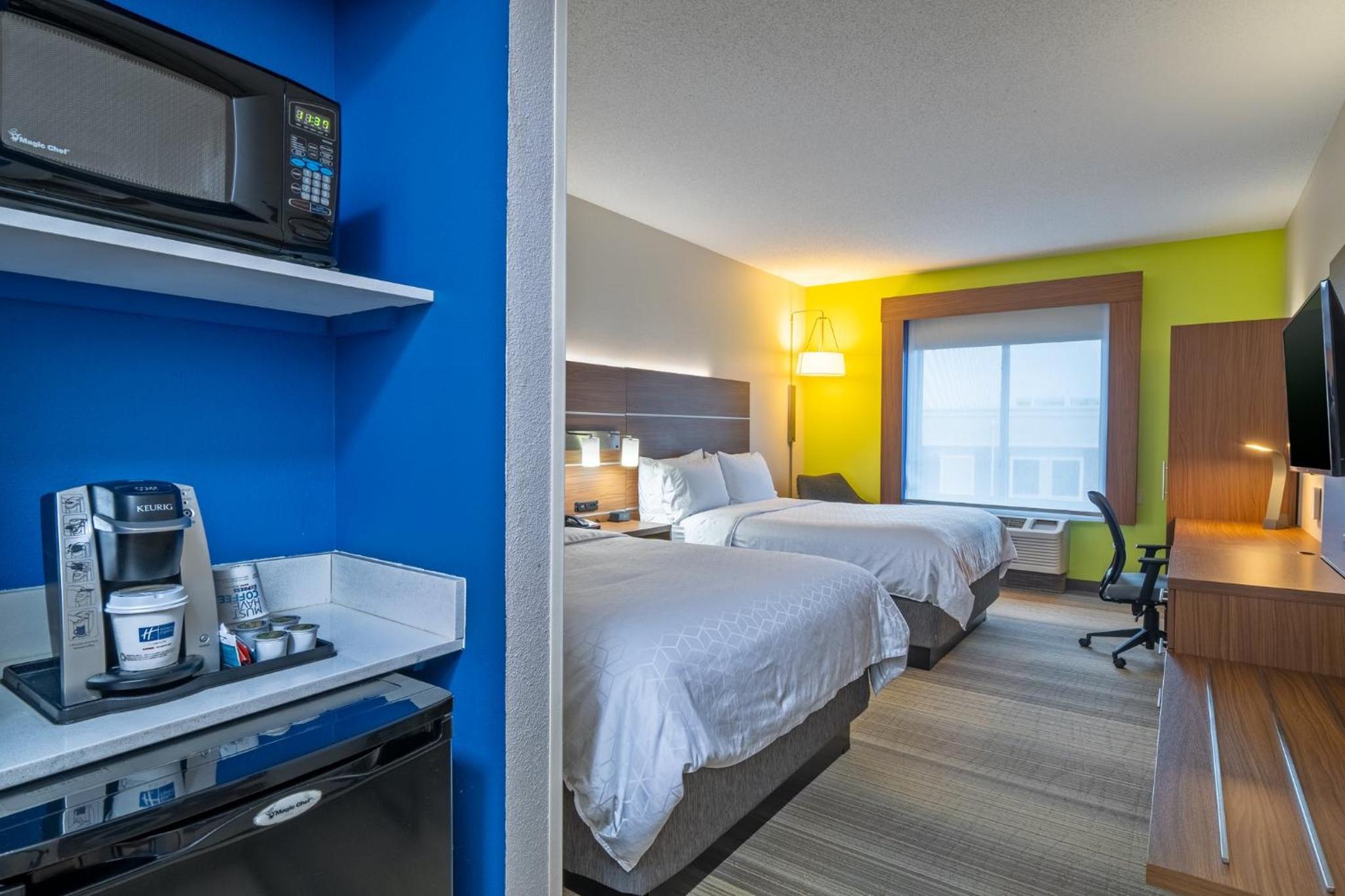Standard Queen Room with Two Queen Beds - Photo 2