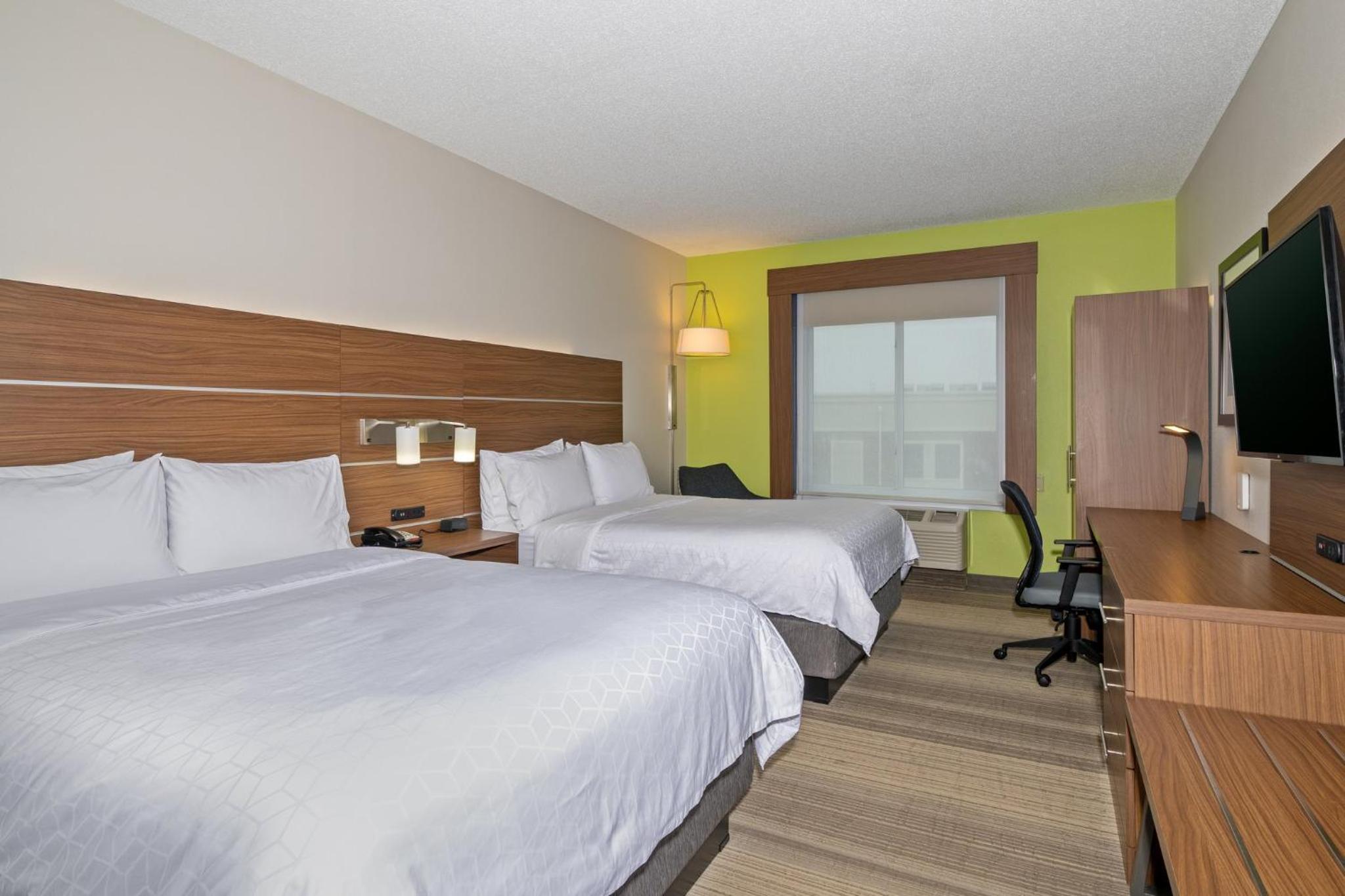 Standard Queen Room with Two Queen Beds - Photo 3