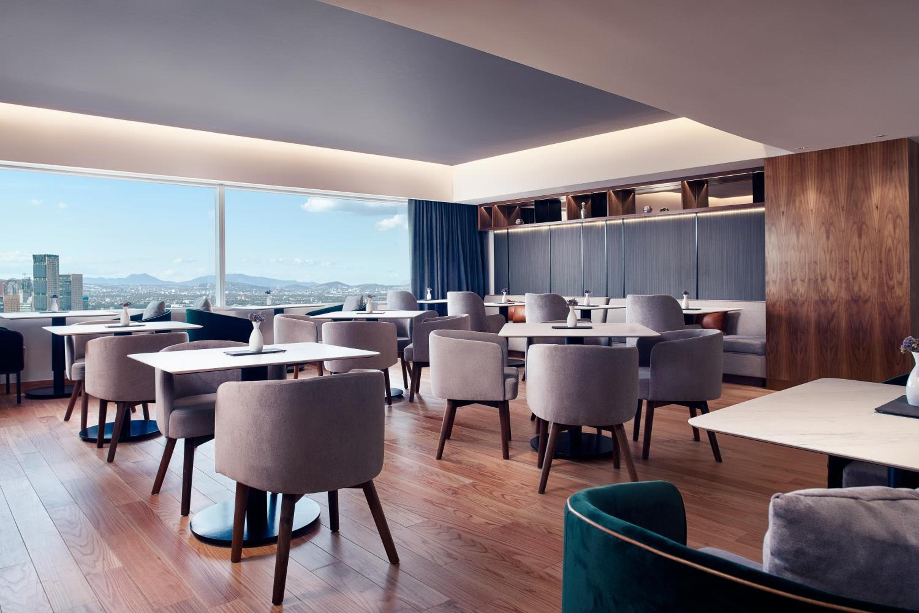 Regency Club King Room - Photo 2