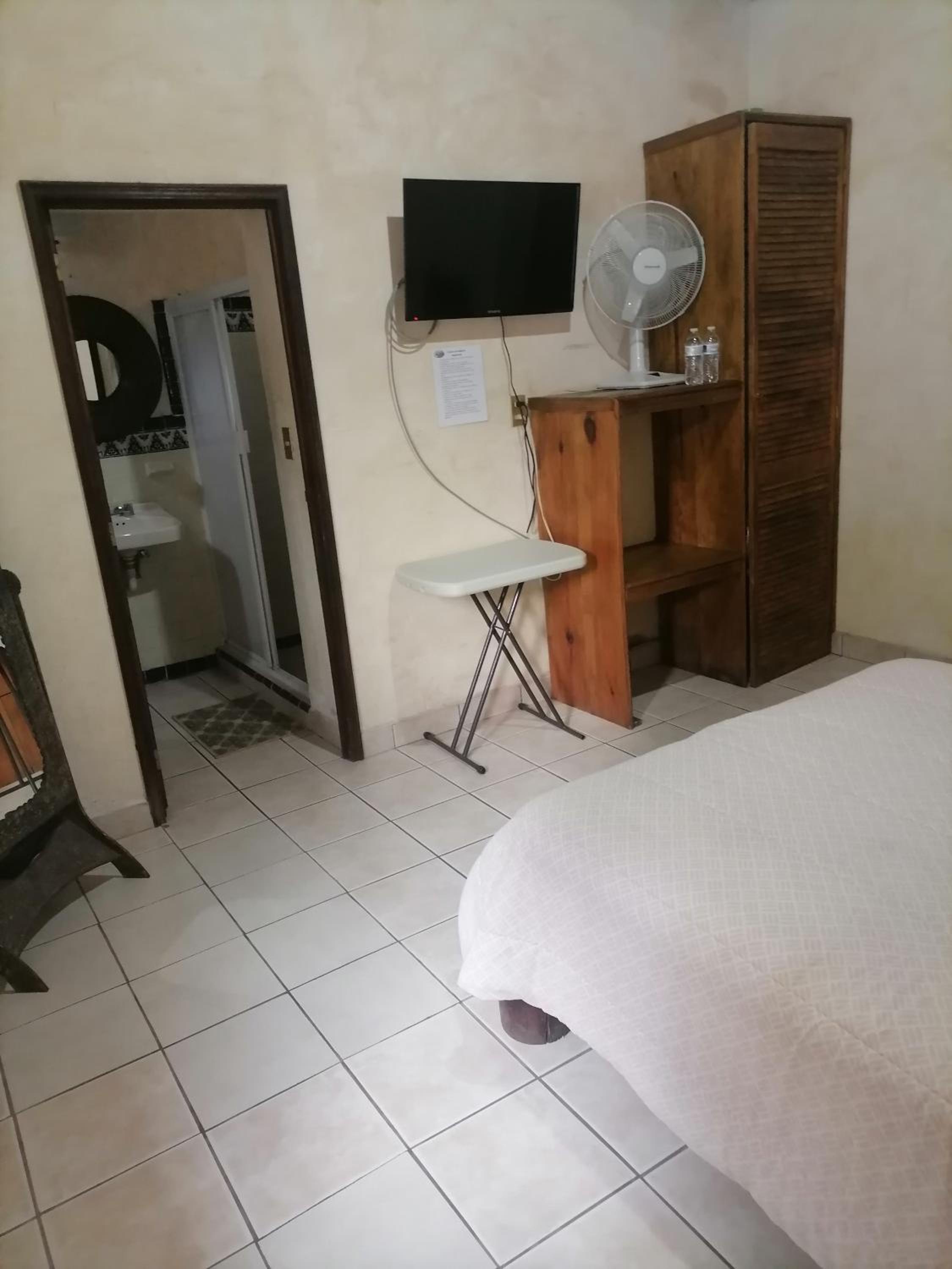 Standard Double Room - Photo 11