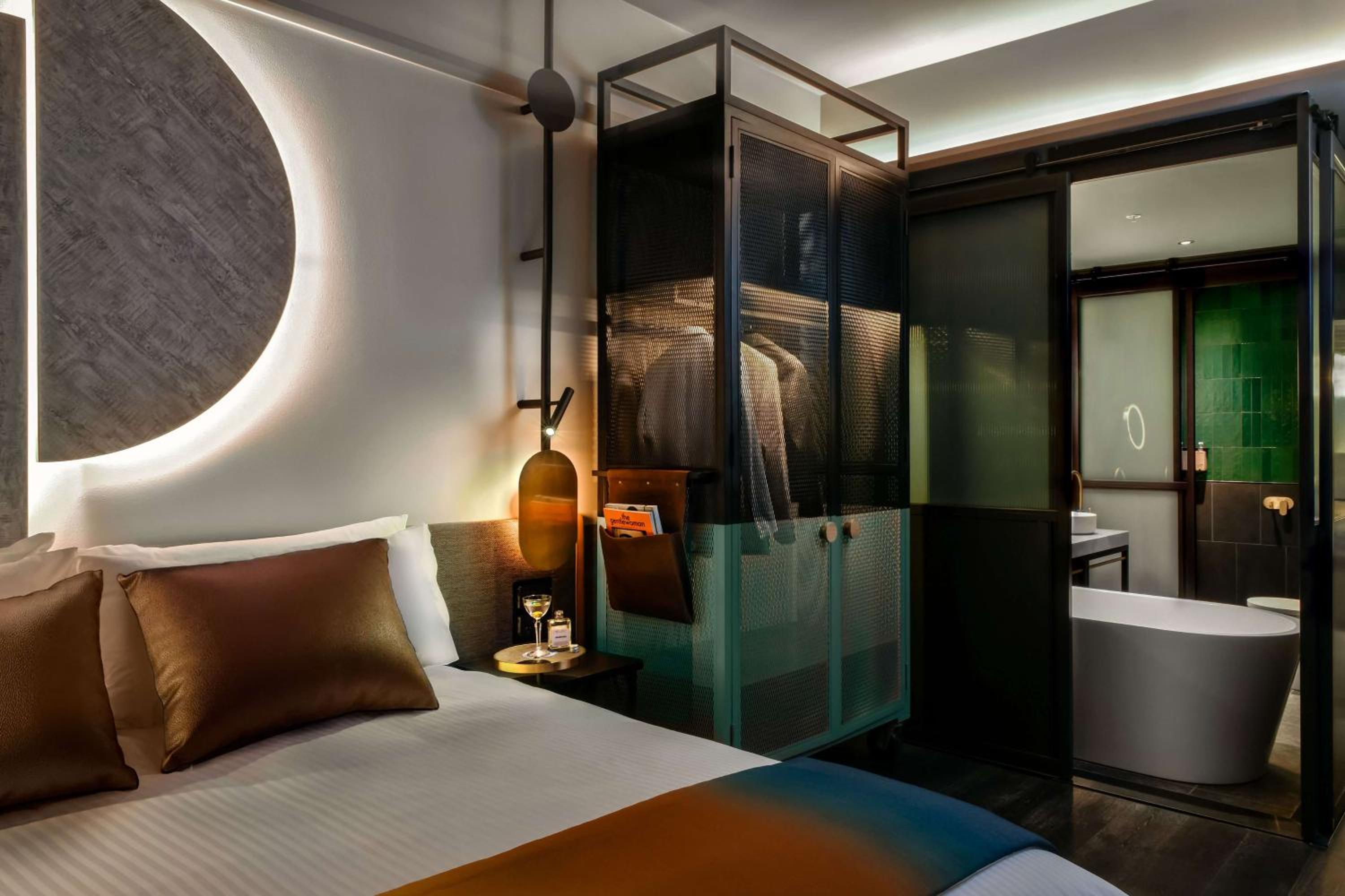 Deluxe King Room - Photo 3