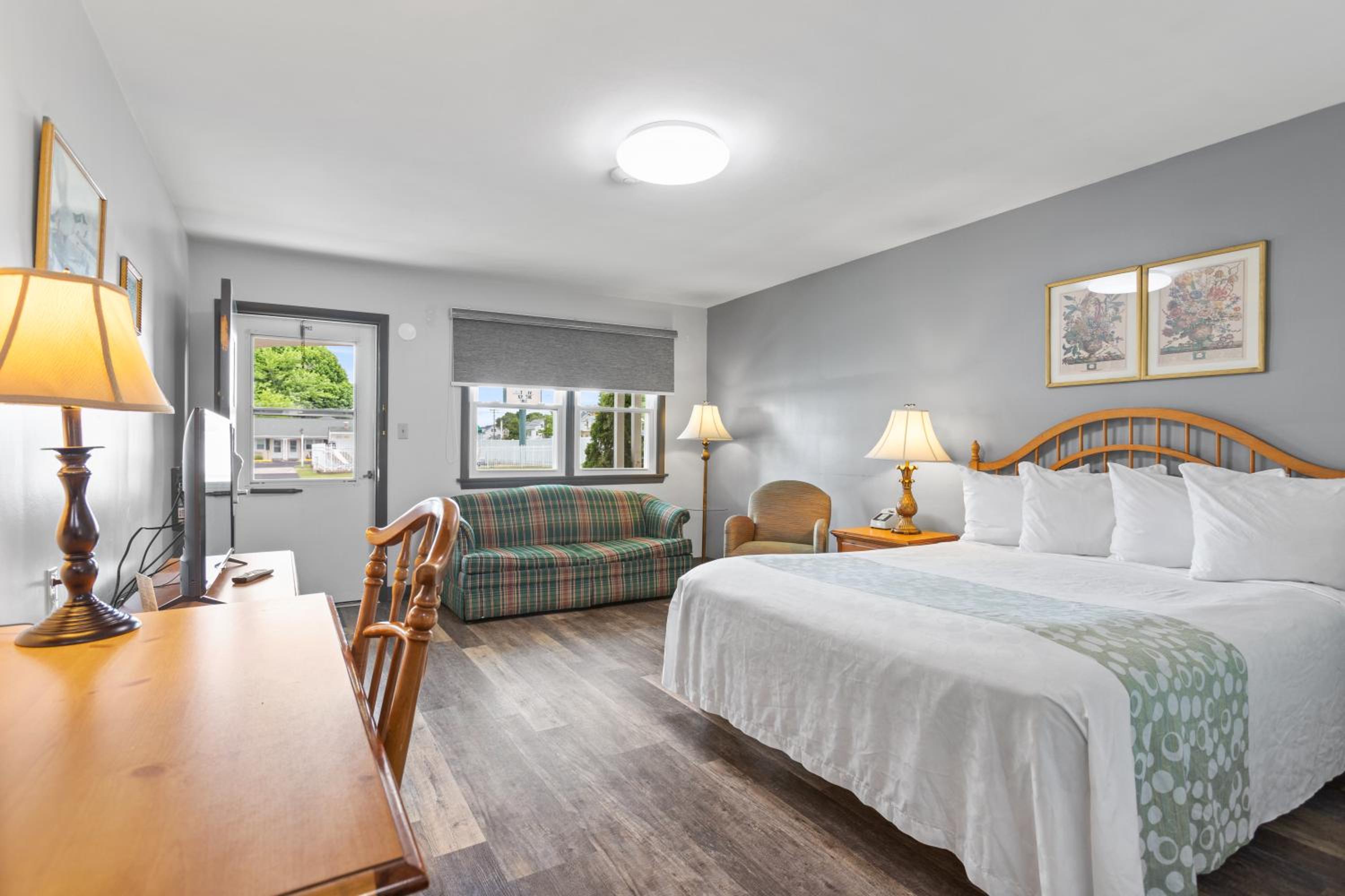 Deluxe Queen Room