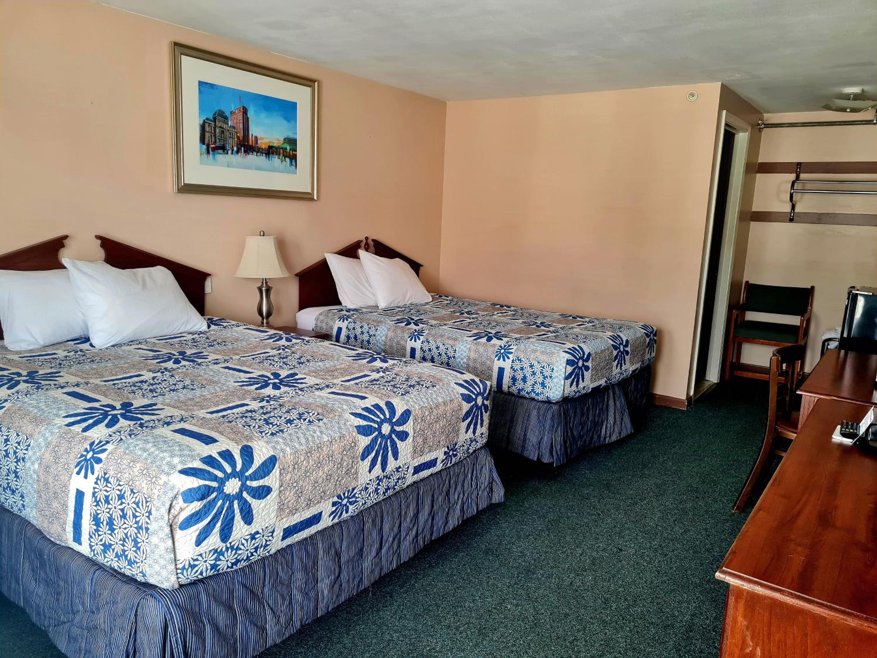 Queen Room with Two Queen Beds photo 1