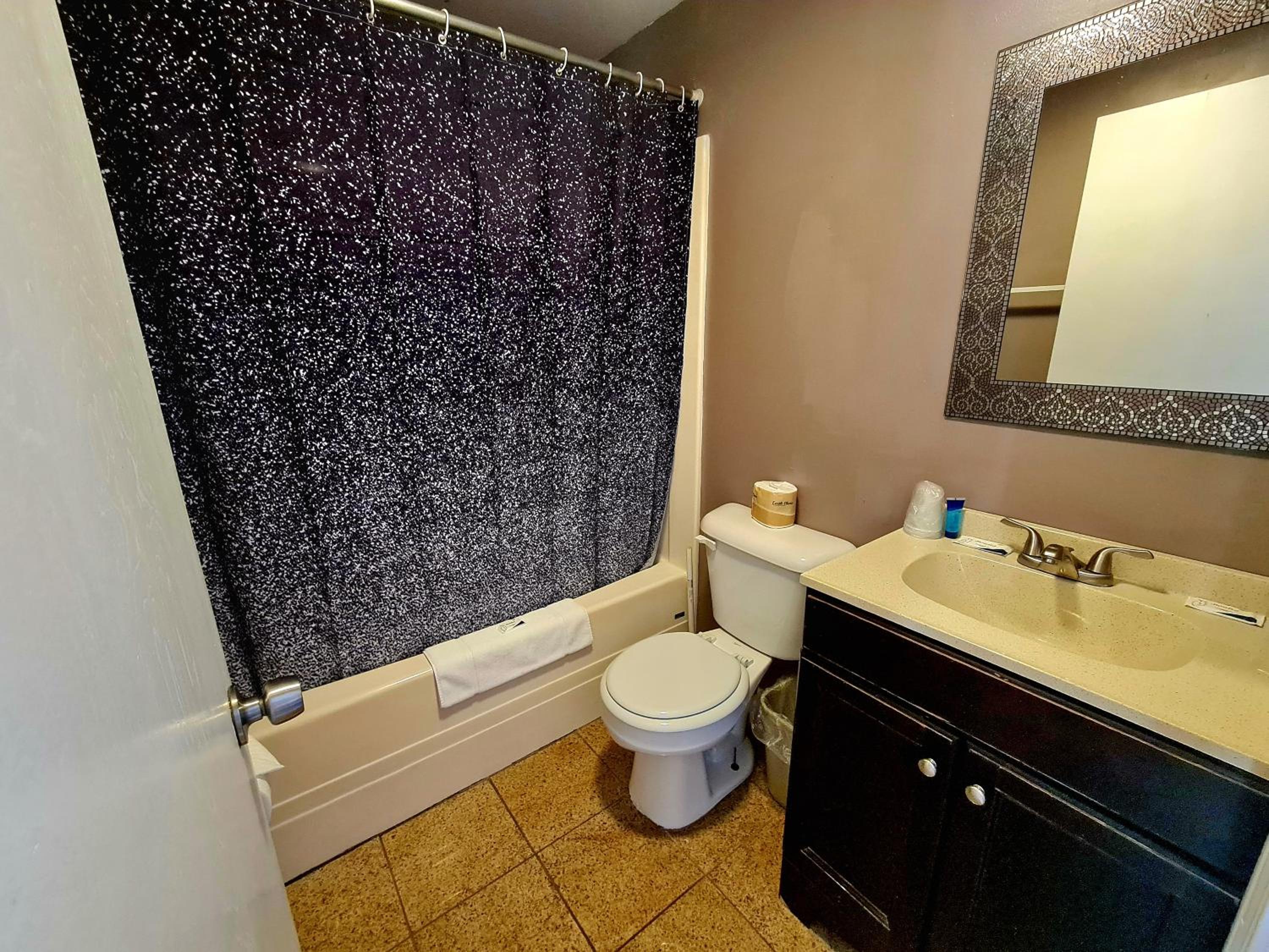 Queen Room with Two Queen Beds photo 2