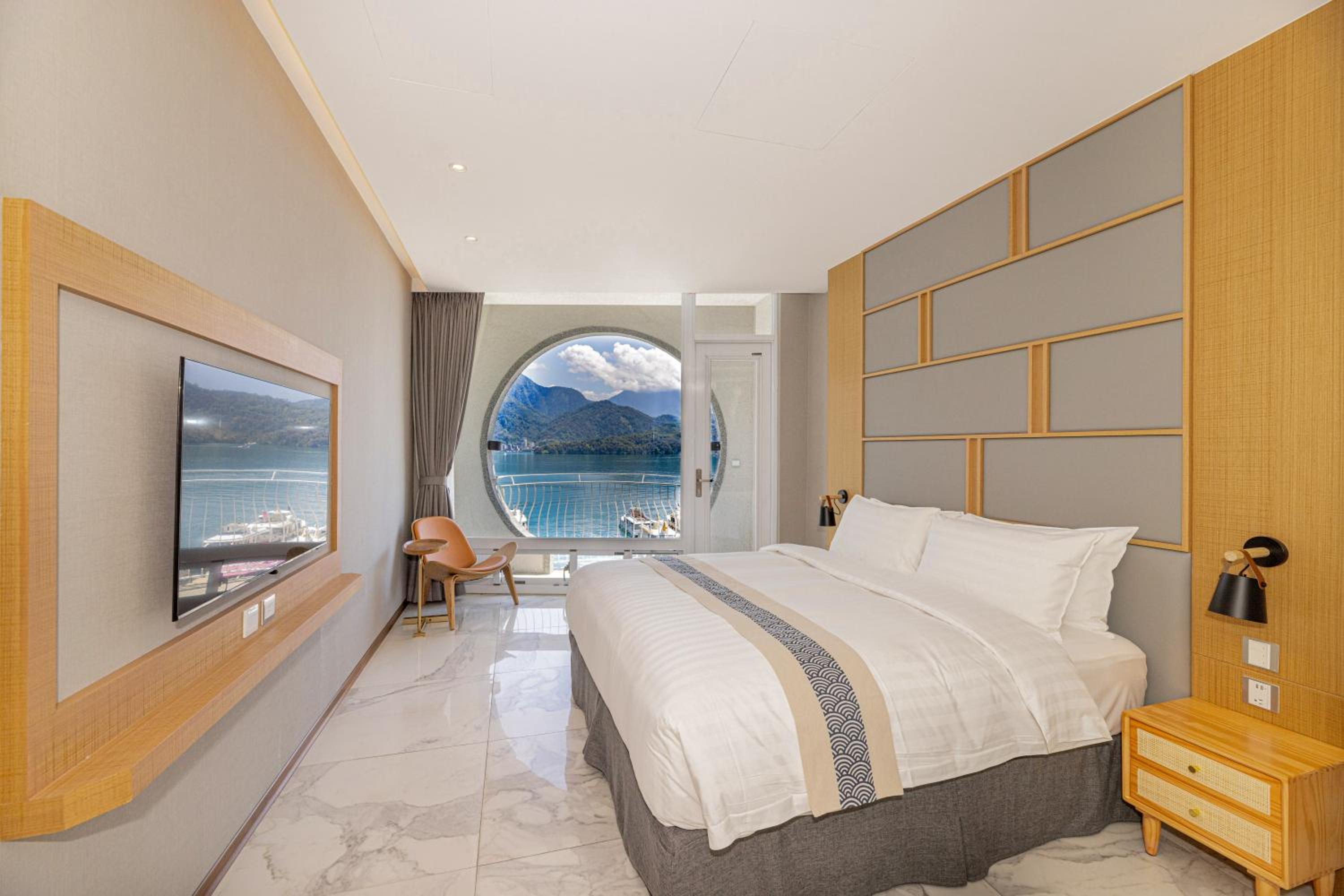 Deluxe Double Room with Balcony and Lake View photo 2