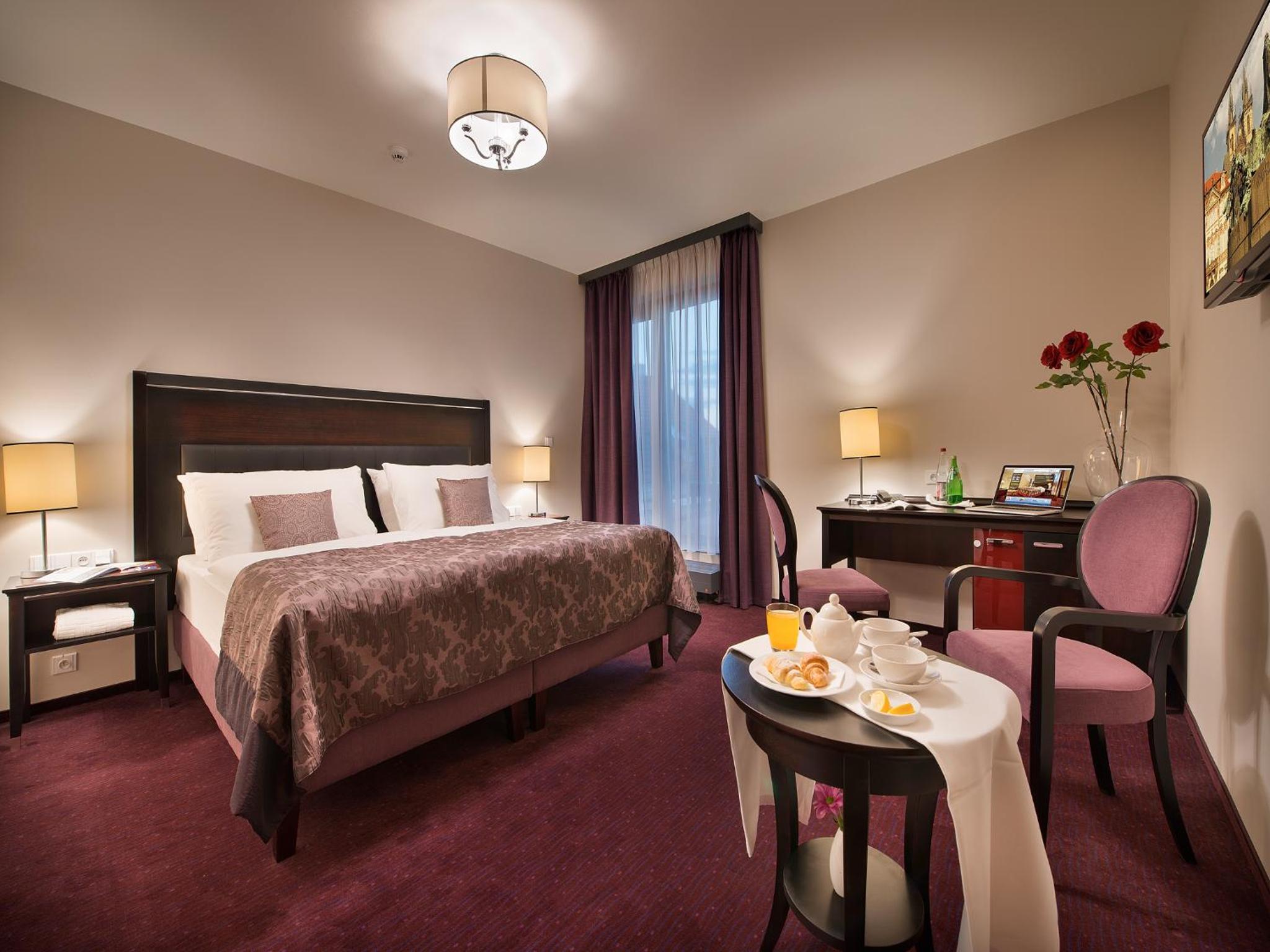 Double or Twin Room thumbnail 6