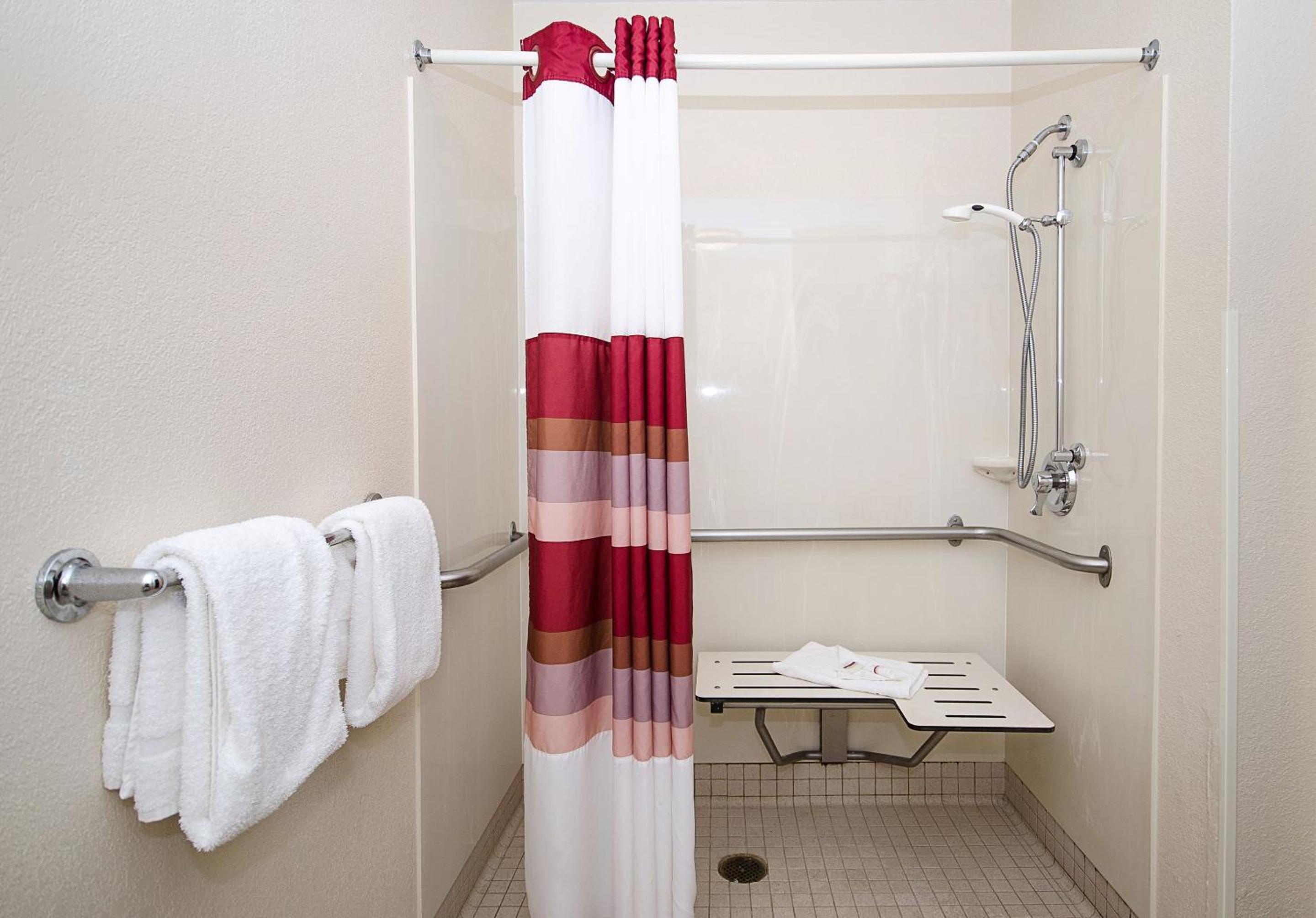 Superior King Room Disability Access Roll-In Shower Smoke Free - Photo 7