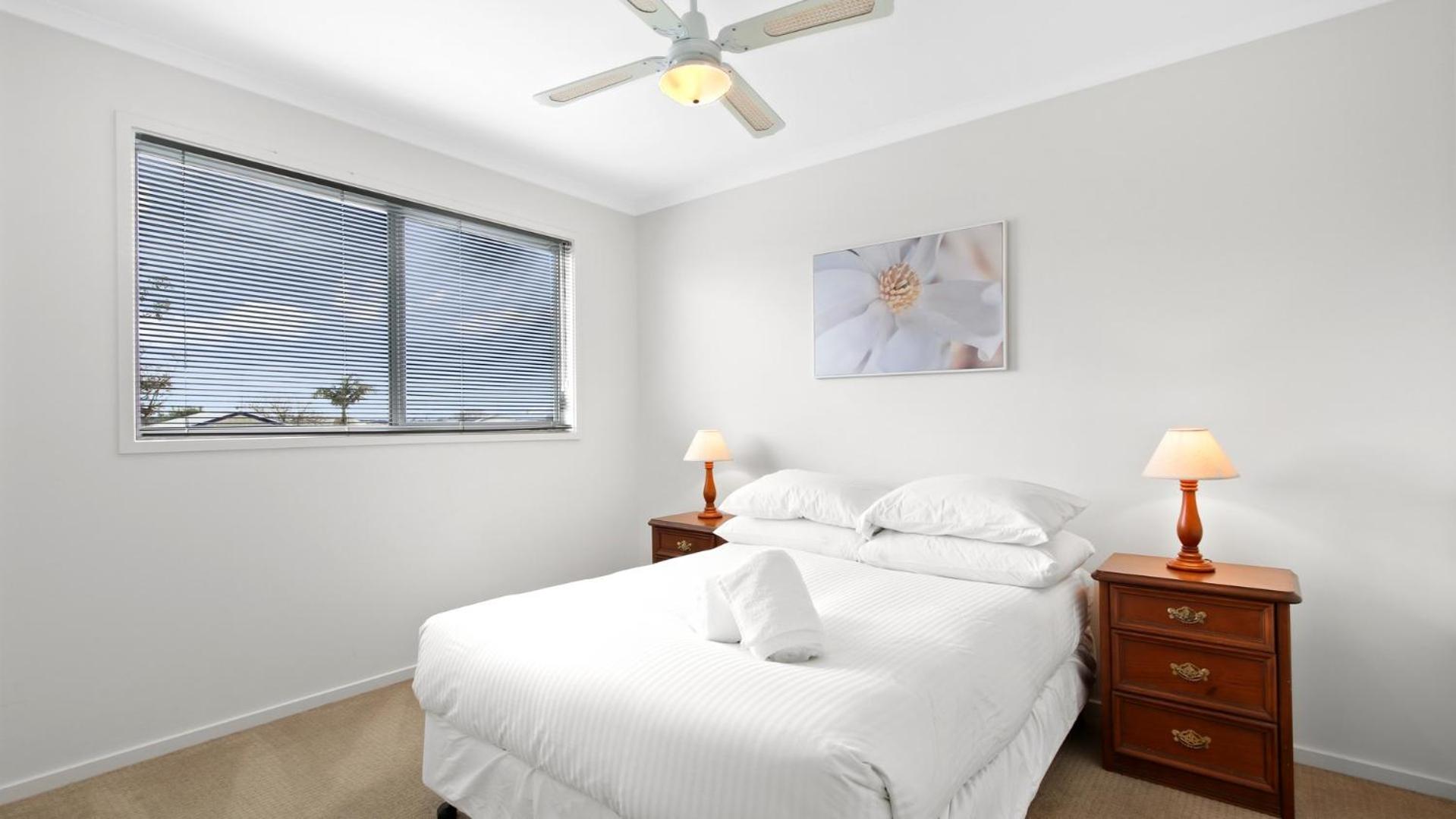 Six-Bedroom House photo 2