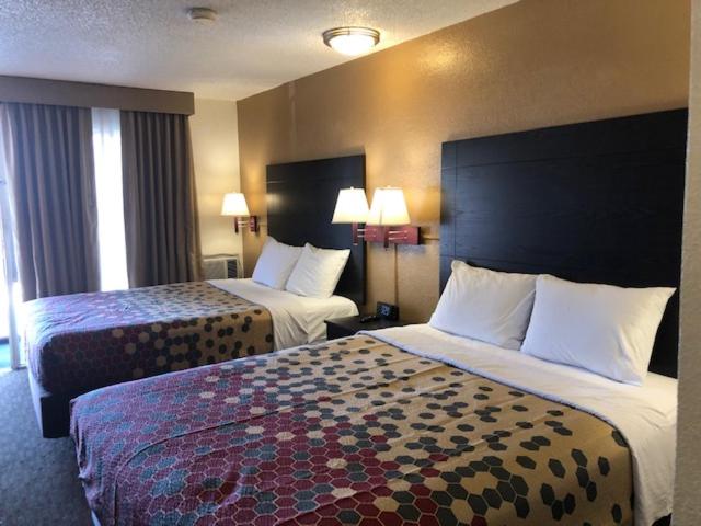 Queen Room with Two Queen Beds - Non-Smoking - Photo 1