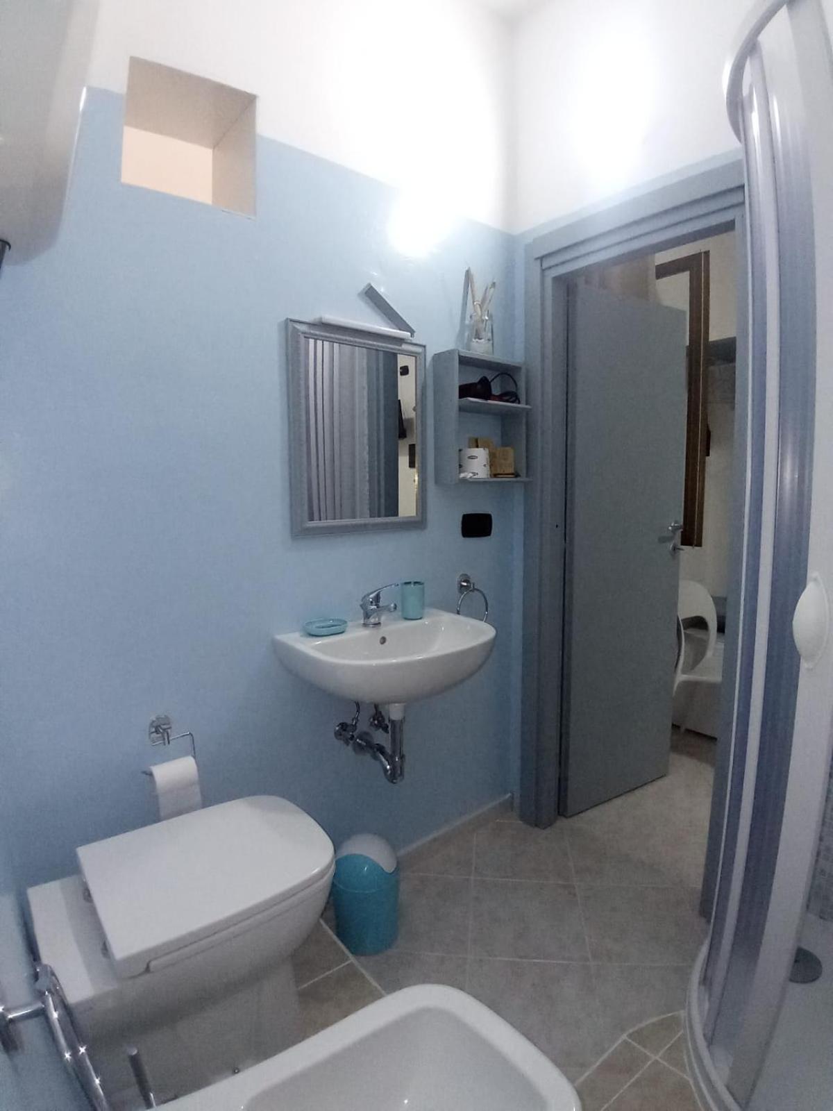 Large Double Room - Photo 9