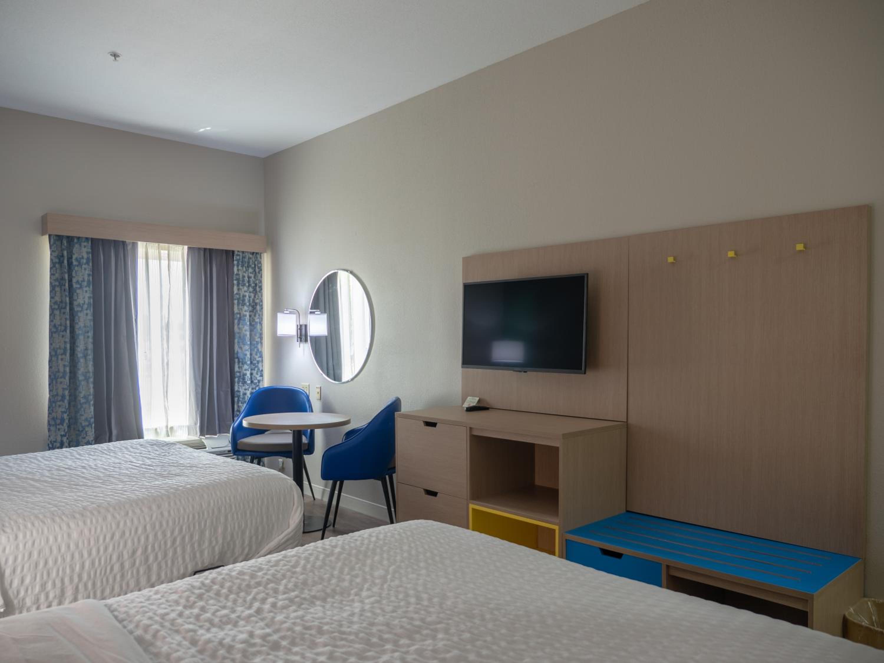 Queen Room with Two Queen Beds - Non-Smoking - Photo 4