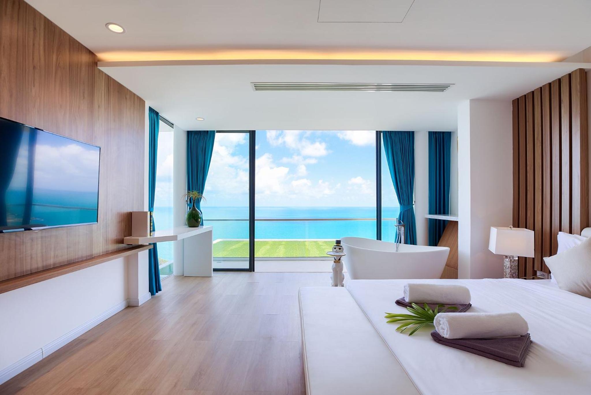 Deluxe Four-Bedroom Villa with Sea View photo 2