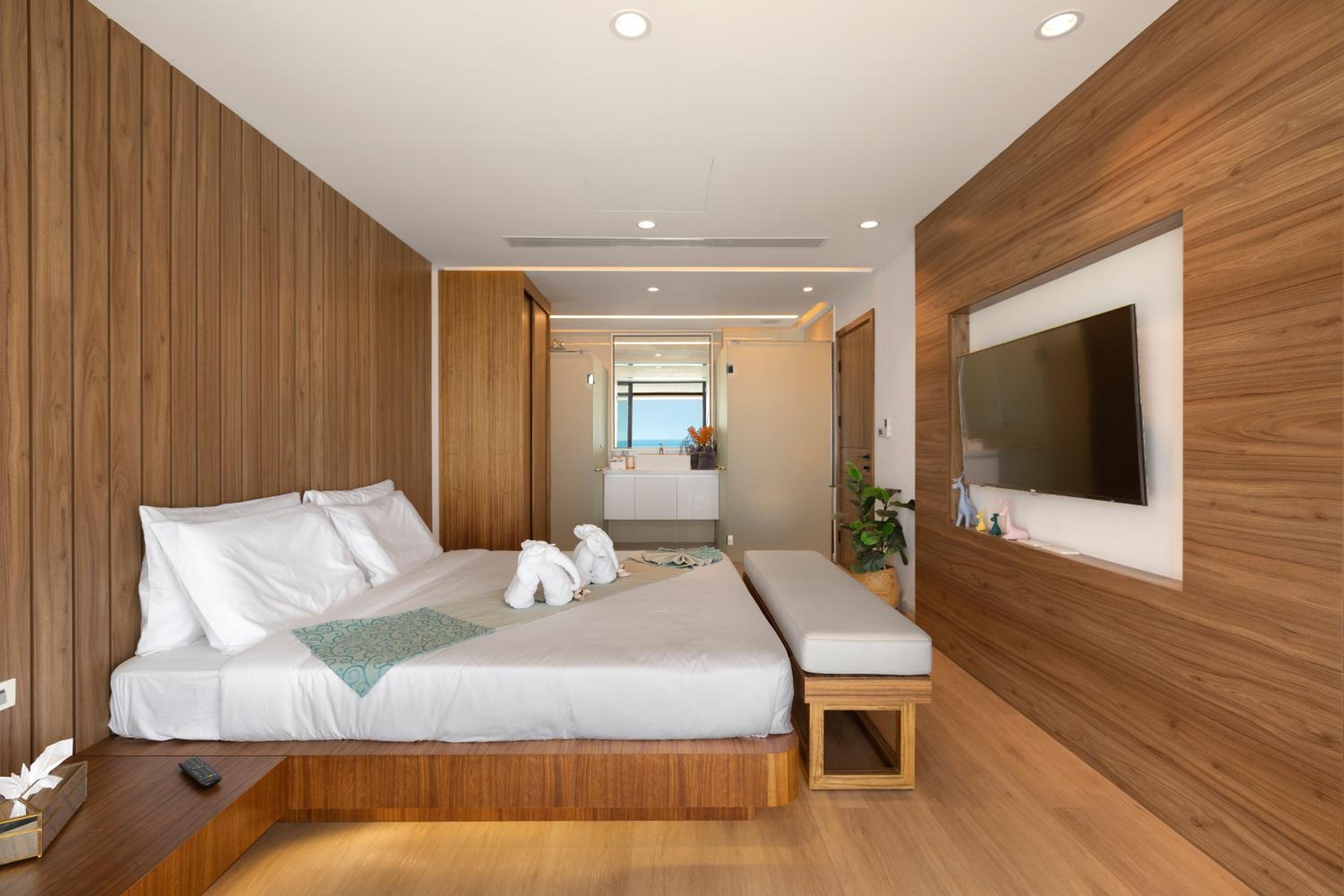 Deluxe Four-Bedroom Villa with Sea View photo 3