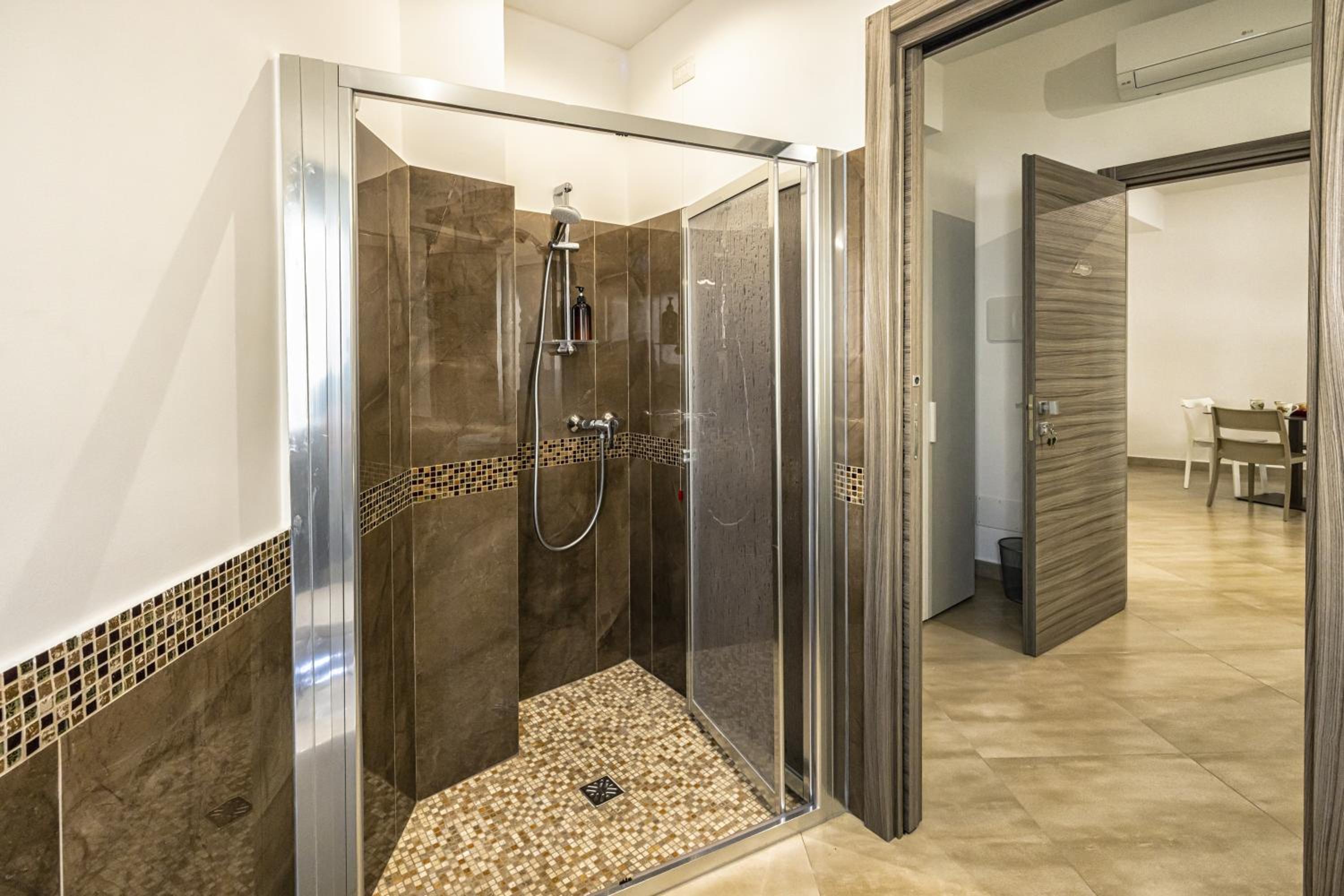 Double Room with Private Bathroom - Photo 9