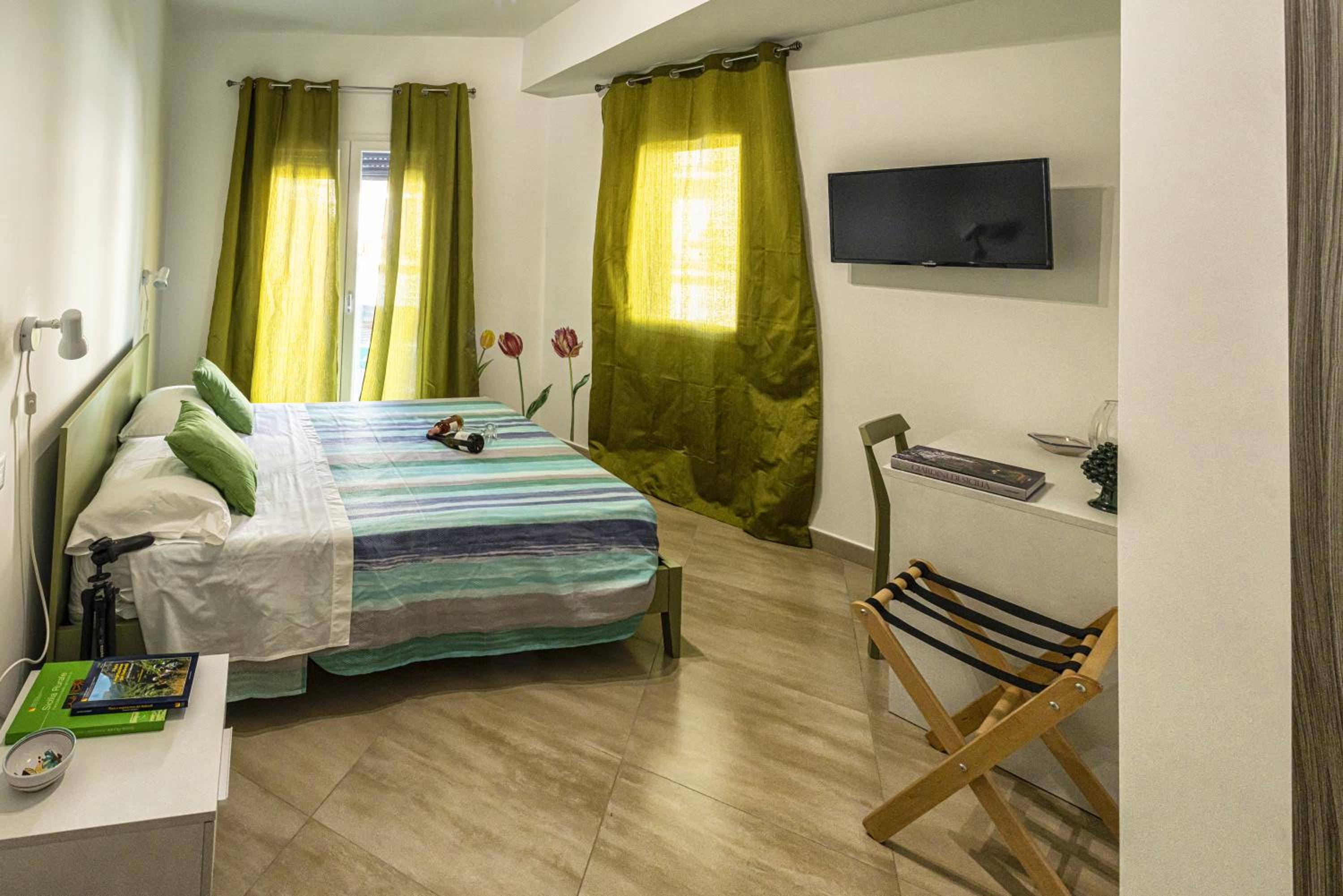 Double Room with Private Bathroom - Photo 7
