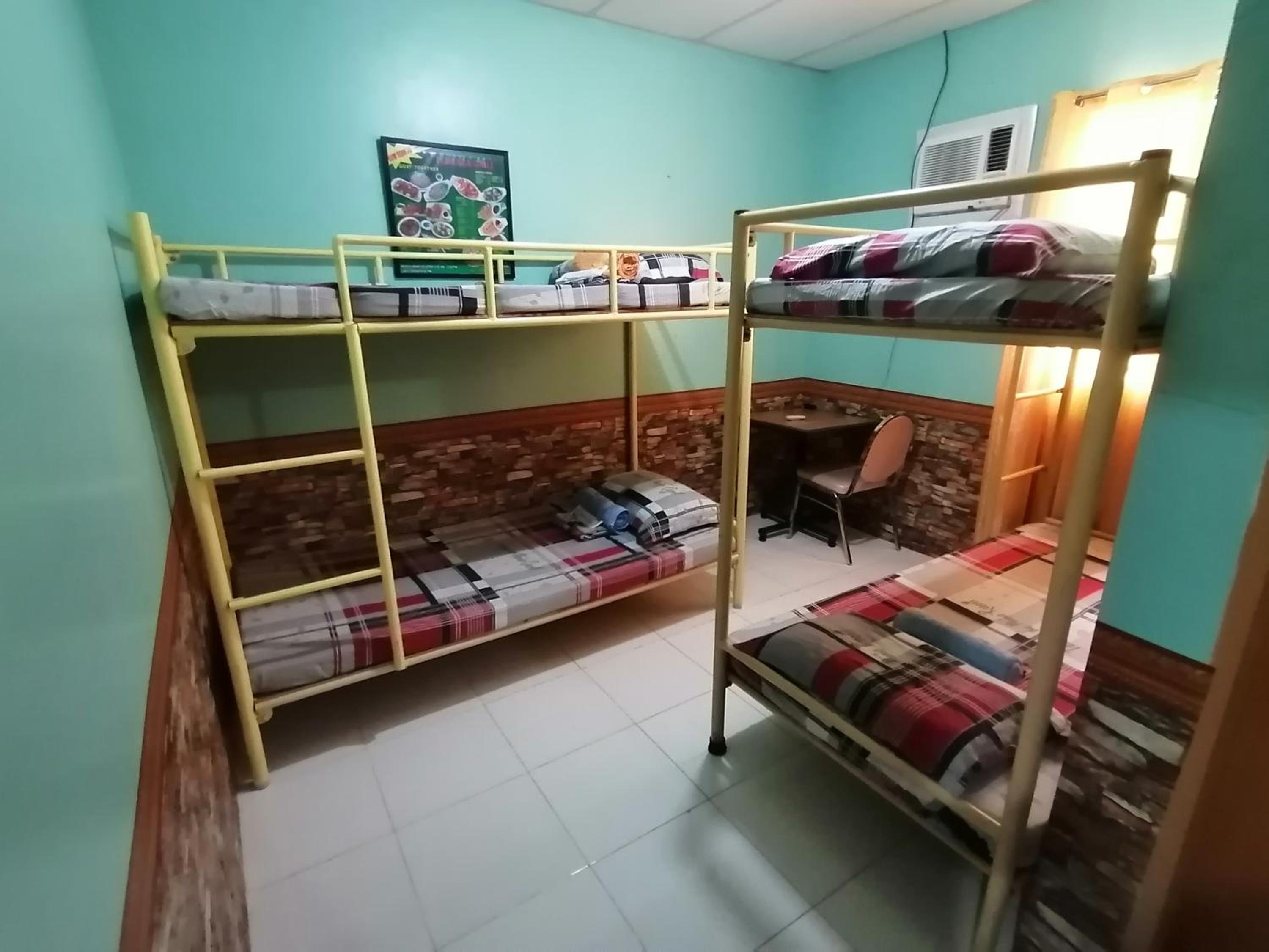 Quadruple Room with Private Bathroom photo 1