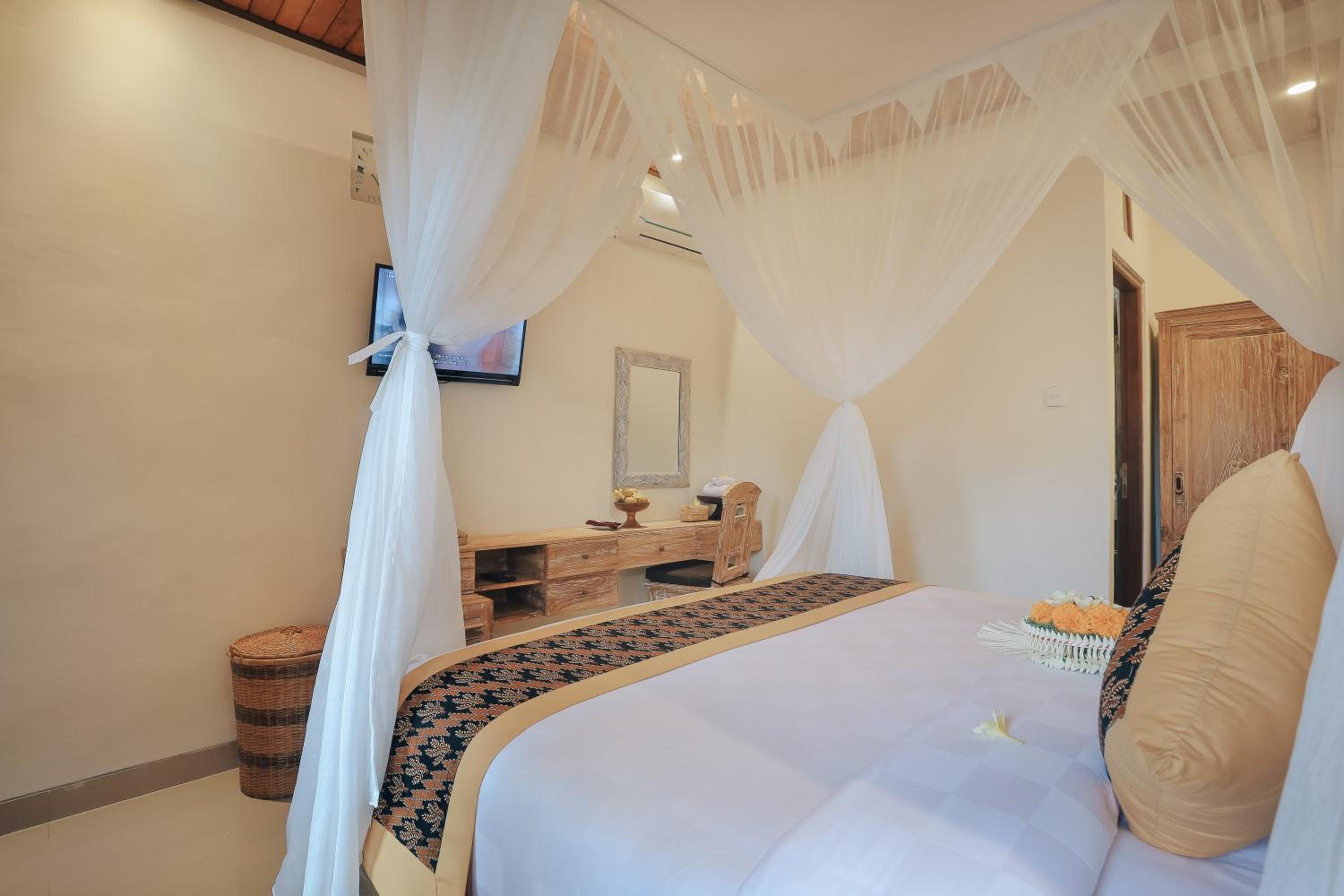 Double Room with Pool View - Photo 3