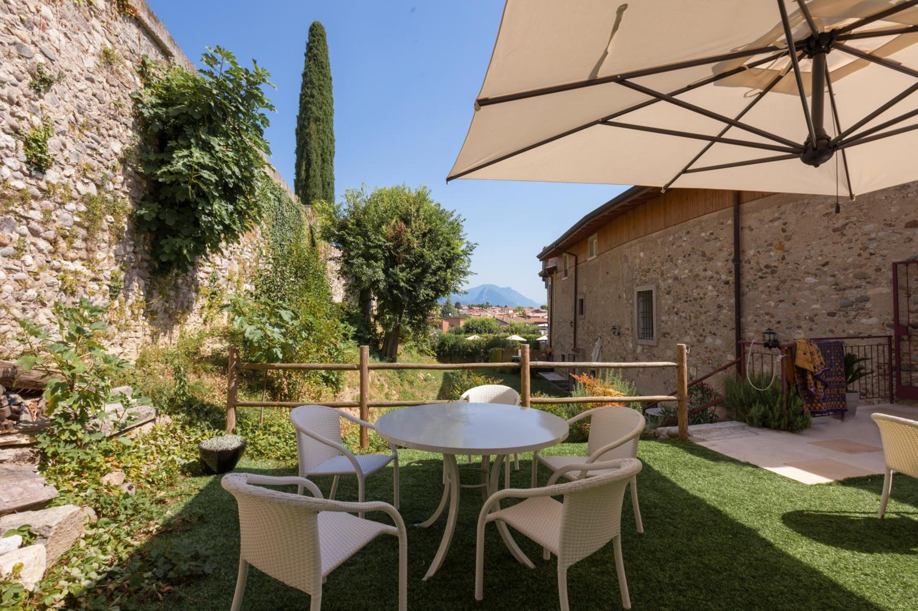 One-Bedroom Apartment with Terrace - Photo 2