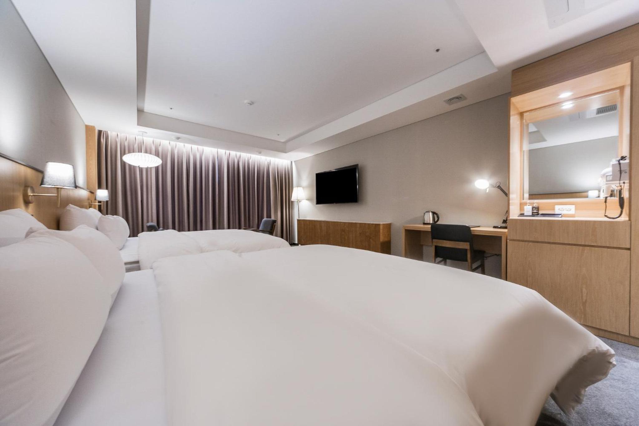 Two-Bedroom Suite - Photo 10