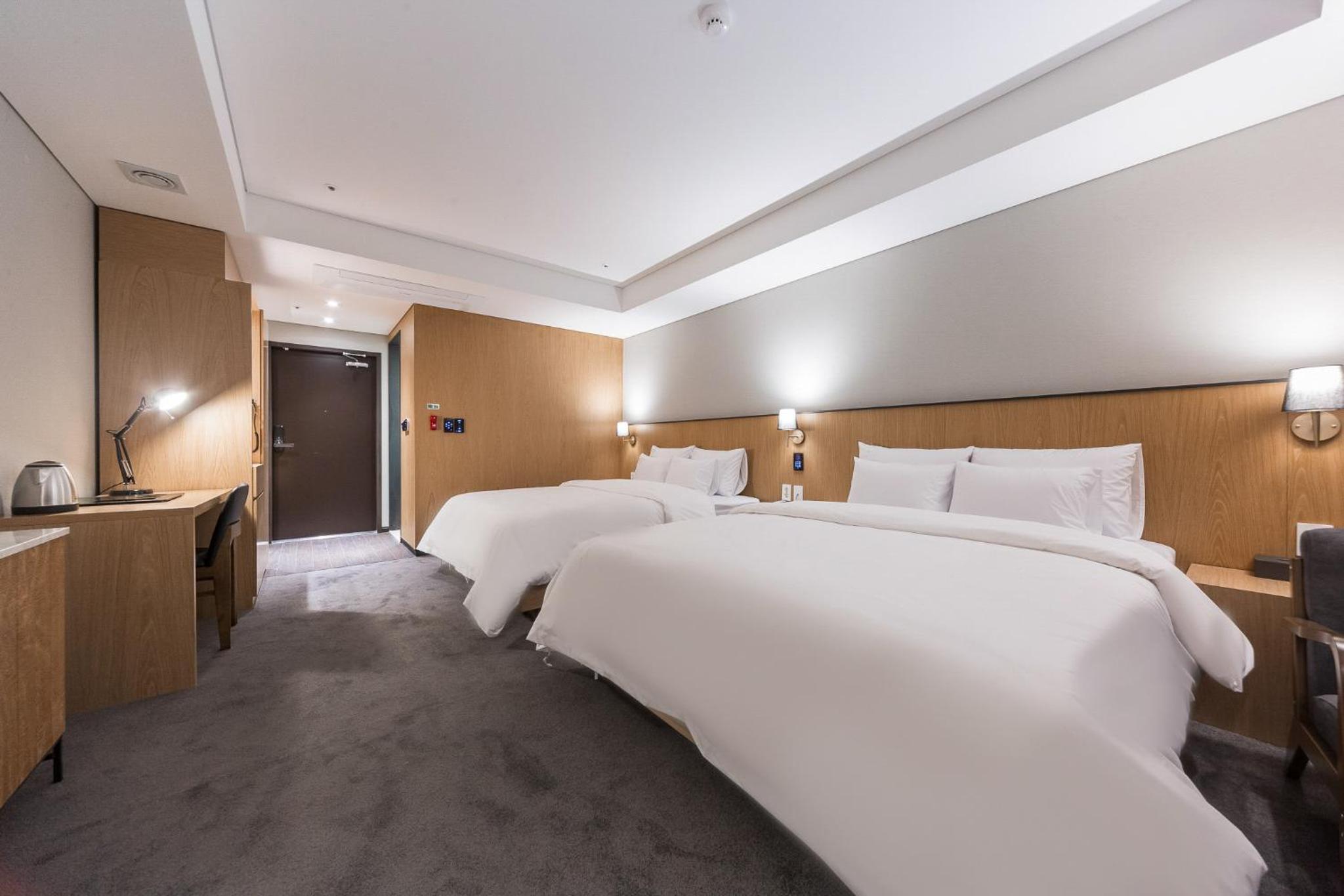 Two-Bedroom Suite - Photo 4