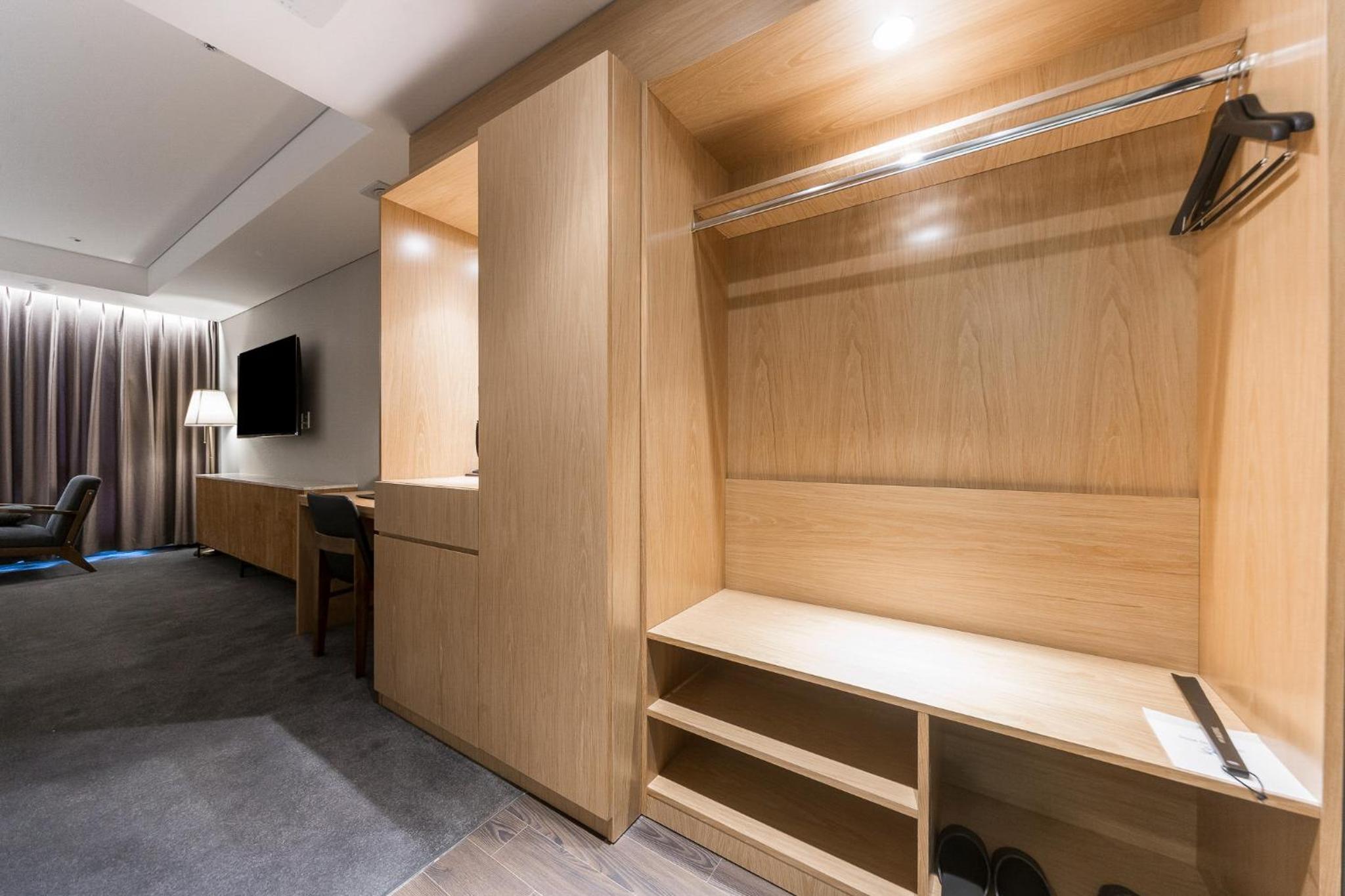 Two-Bedroom Suite - Photo 3