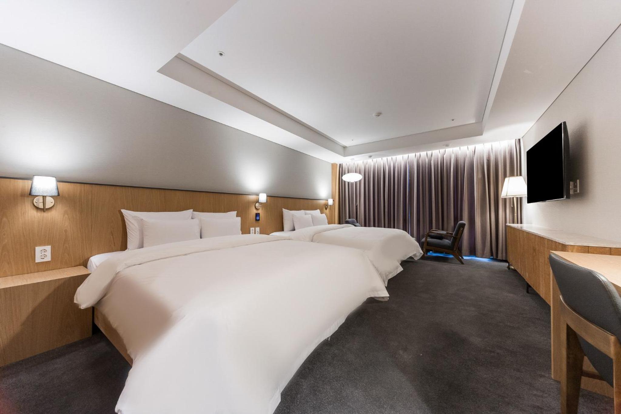 Two-Bedroom Suite - Photo 12