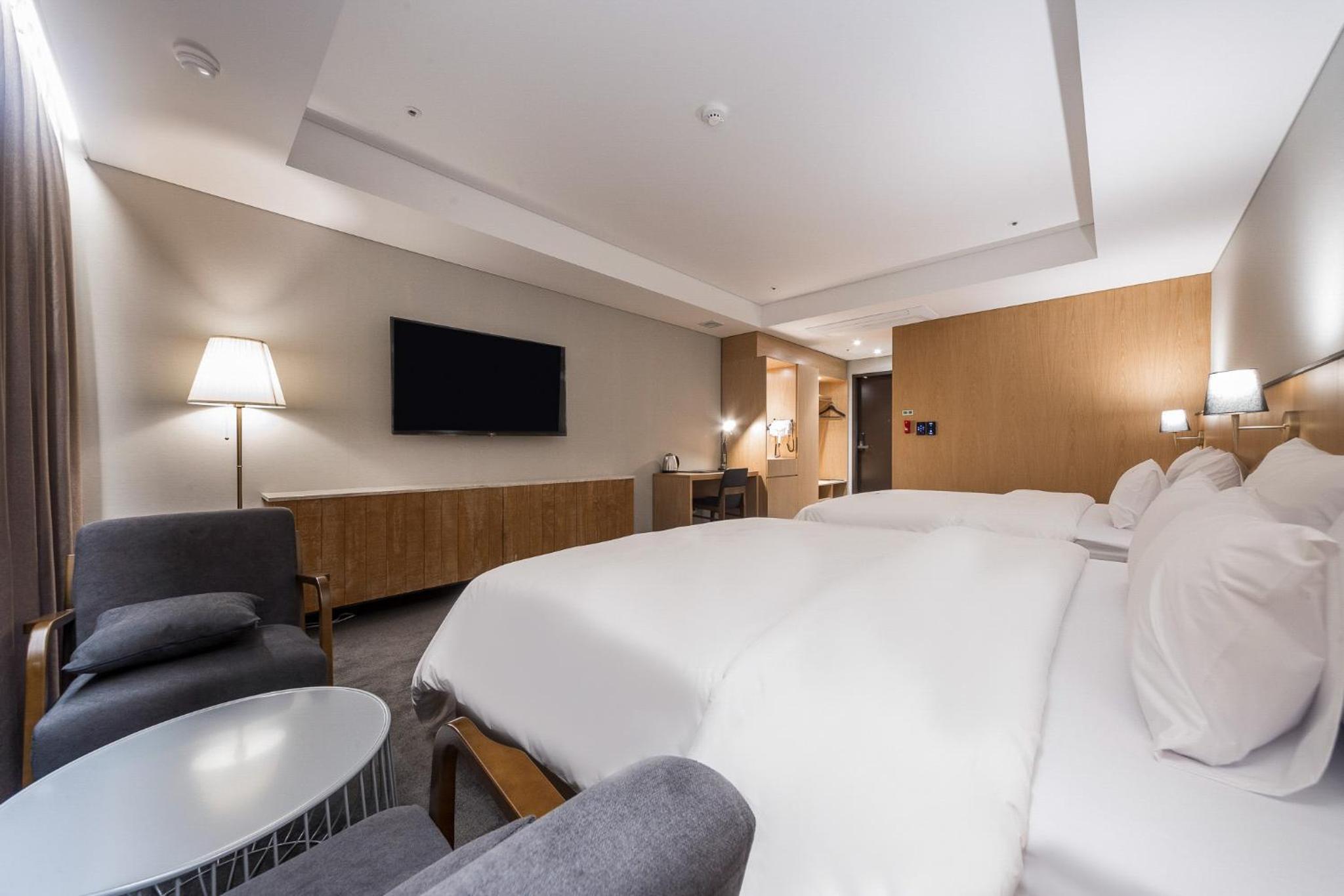 Two-Bedroom Suite - Photo 2