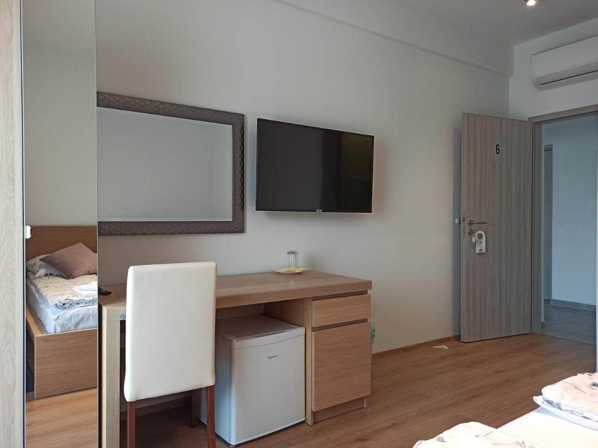 Queen Room with Pool View - Photo 2