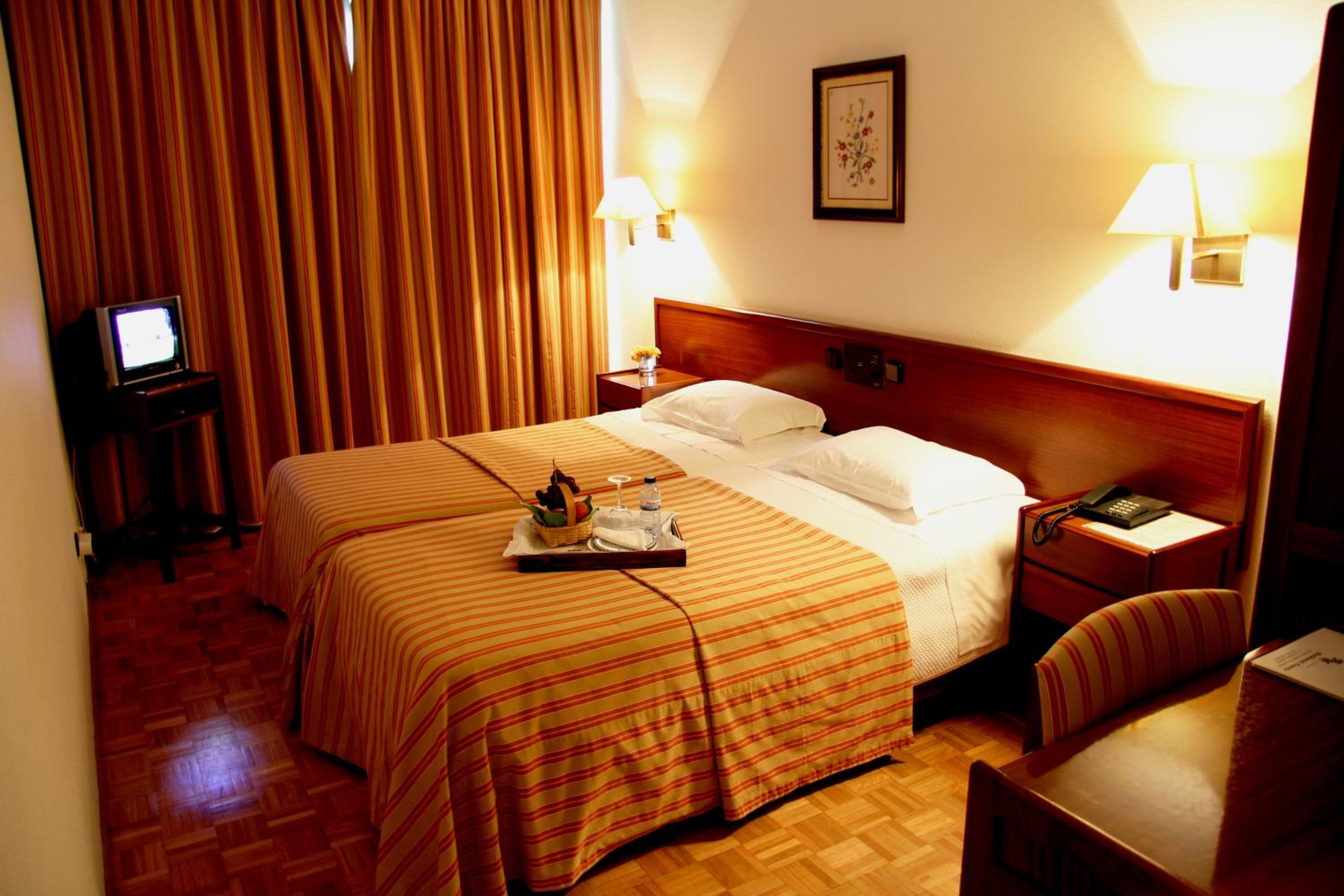 Double or Twin Room with Mountain View - Photo 4