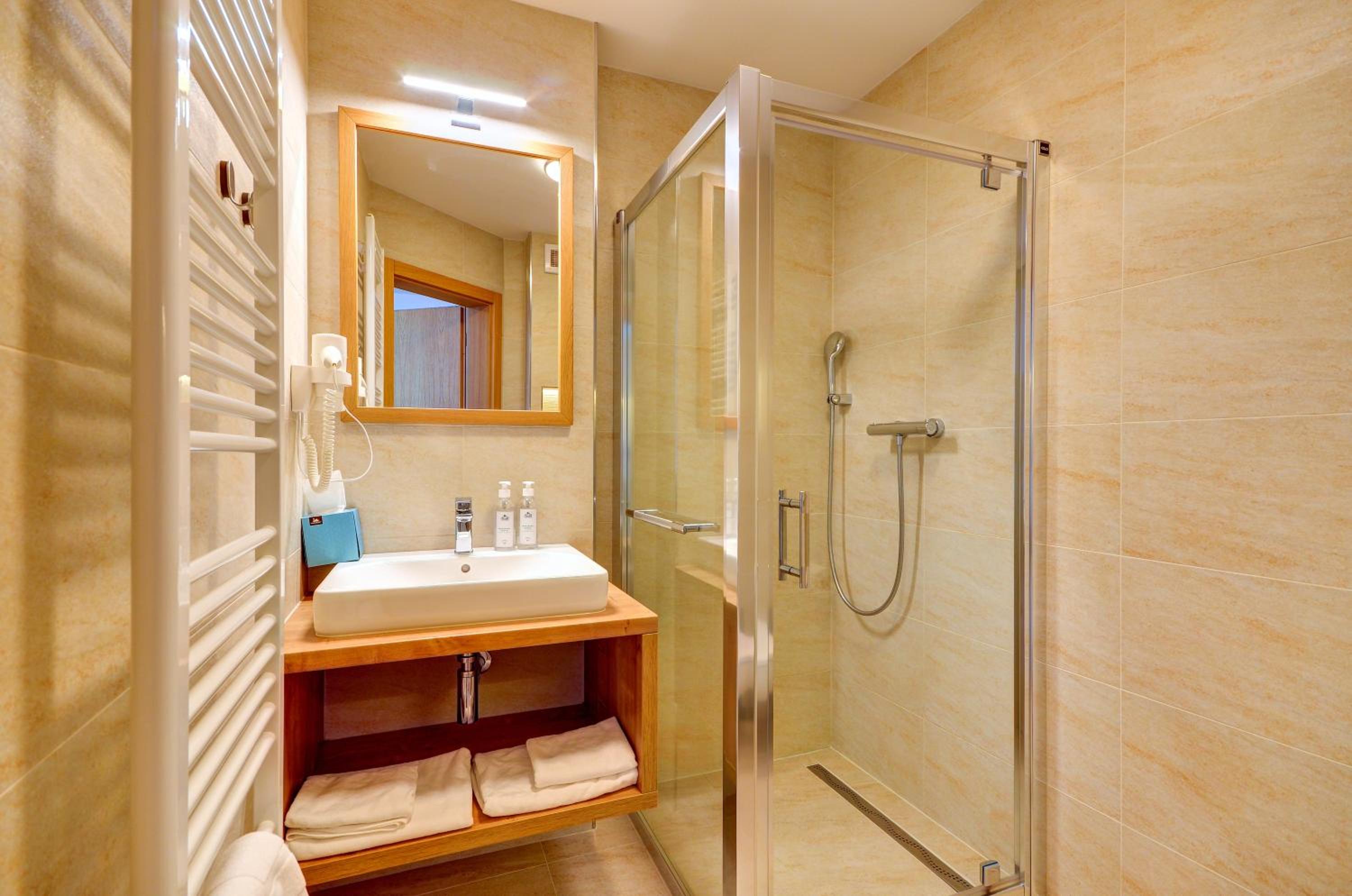 Large Double or Twin Room - Photo 3