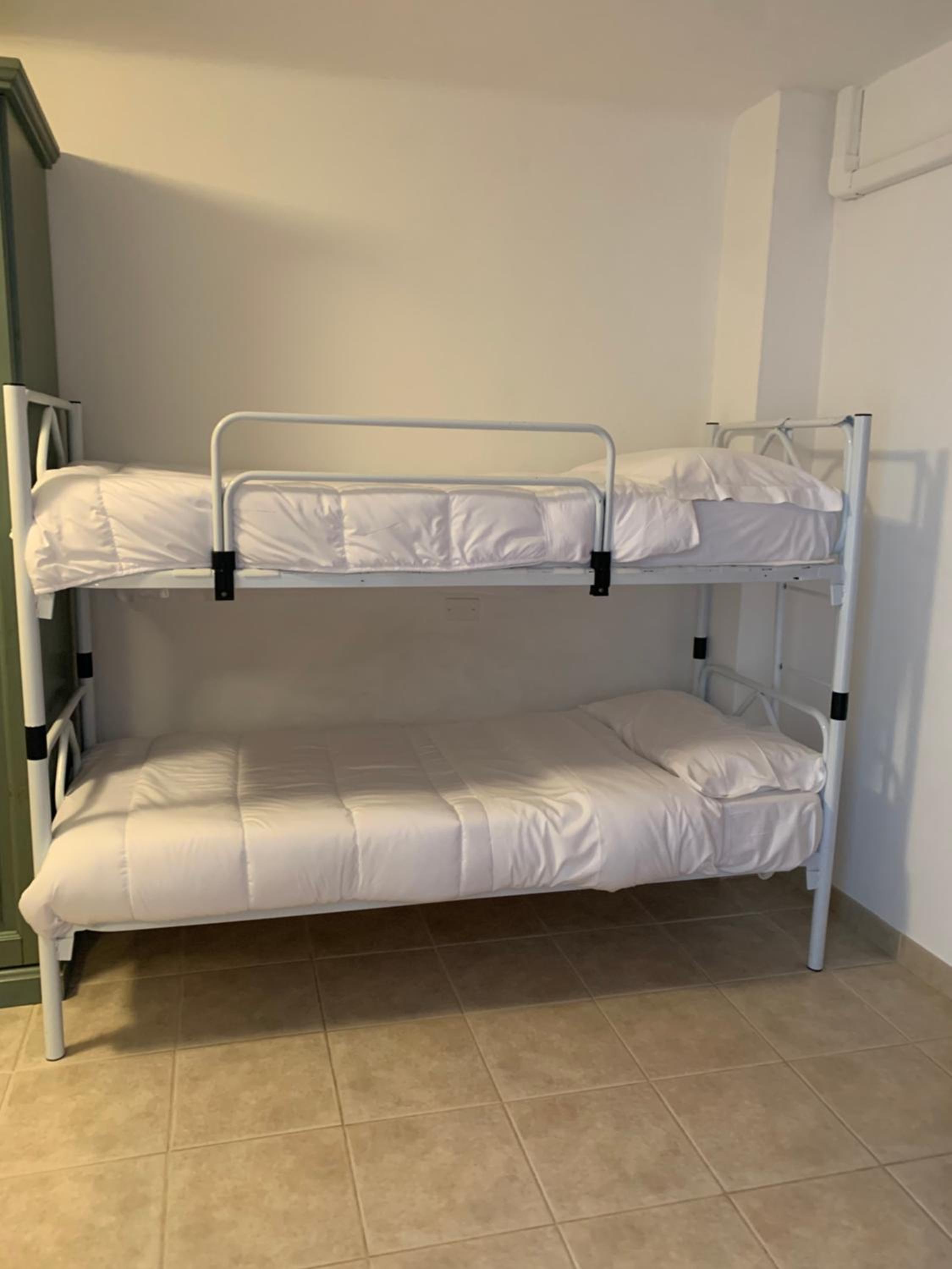 Quadruple Room with Garden View - Photo 4