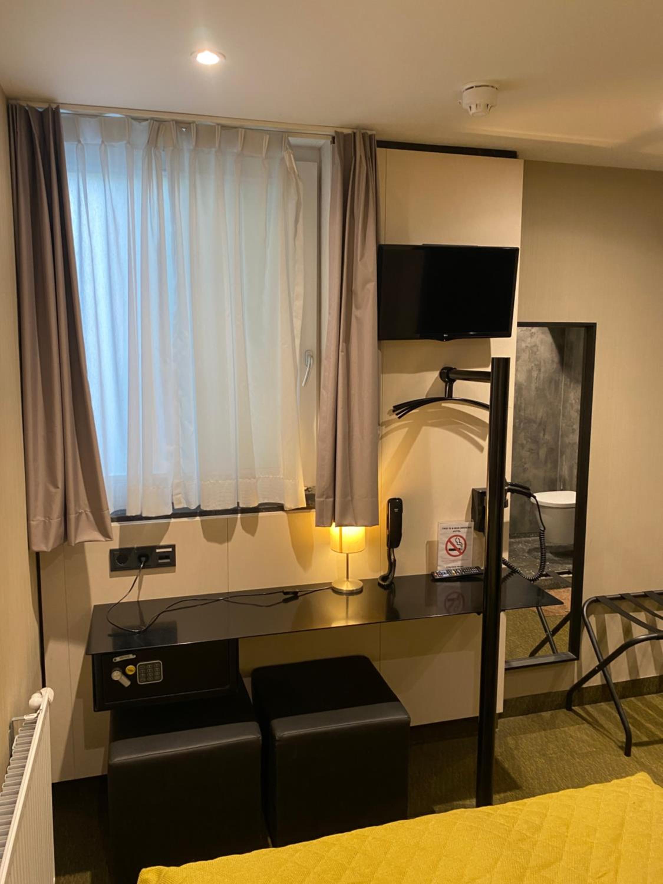Budget Double Room thumbnail 5
