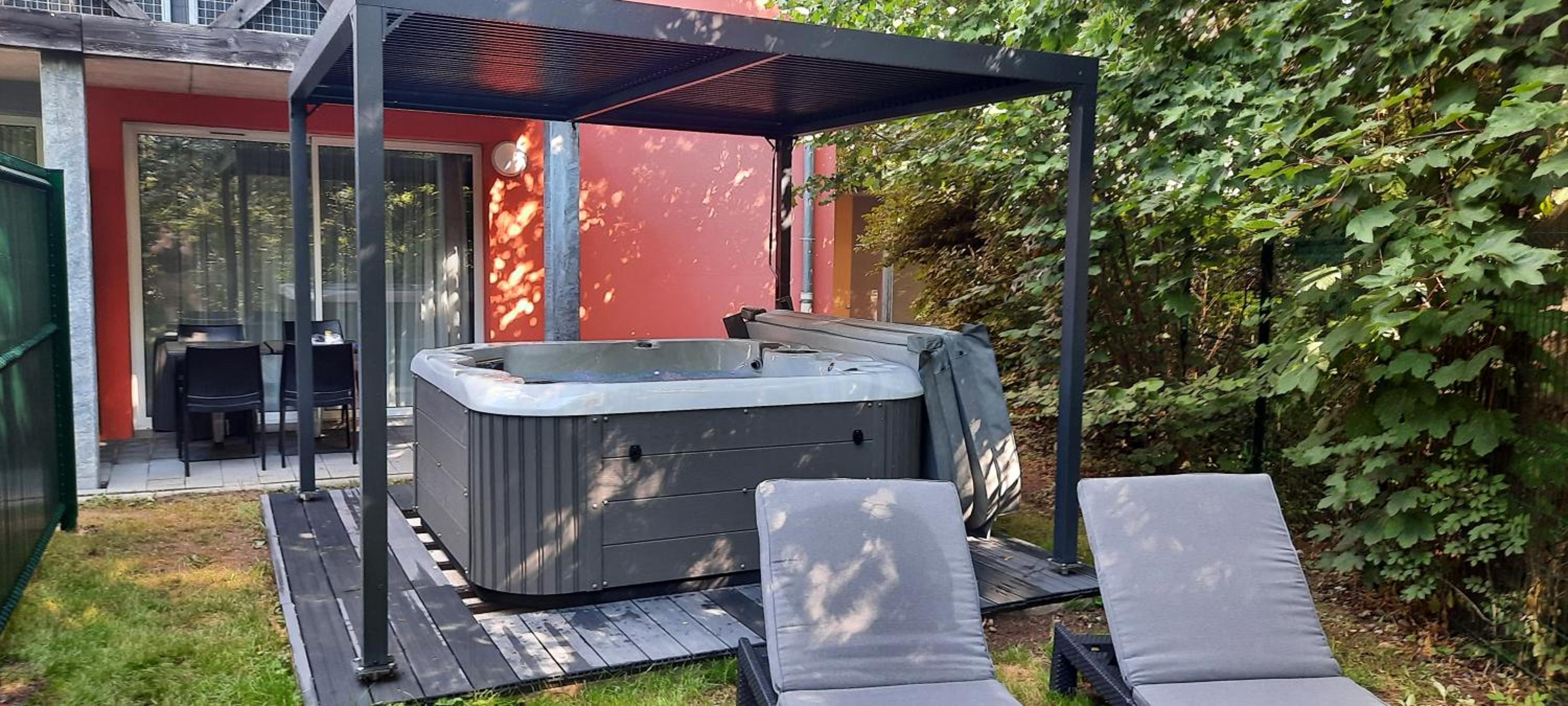 One-Bedroom Apartment with Private Jacuzzi - Photo 2