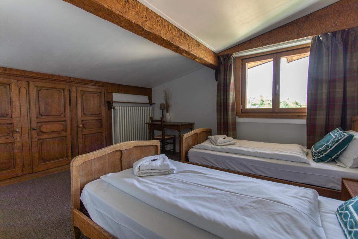Twin Room with Bath photo 2