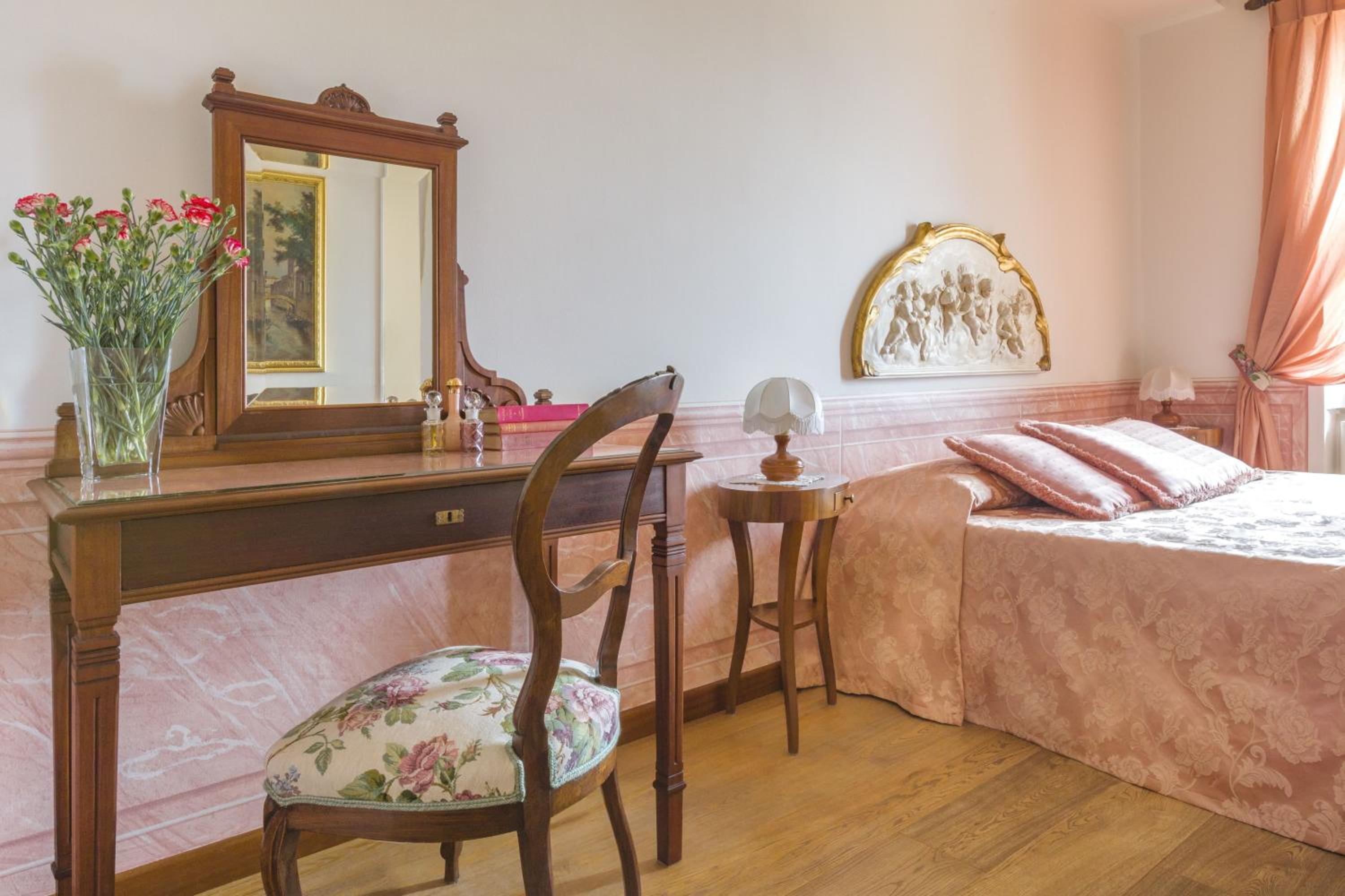 Classic Double Room with Lake View - Annex - Photo 1