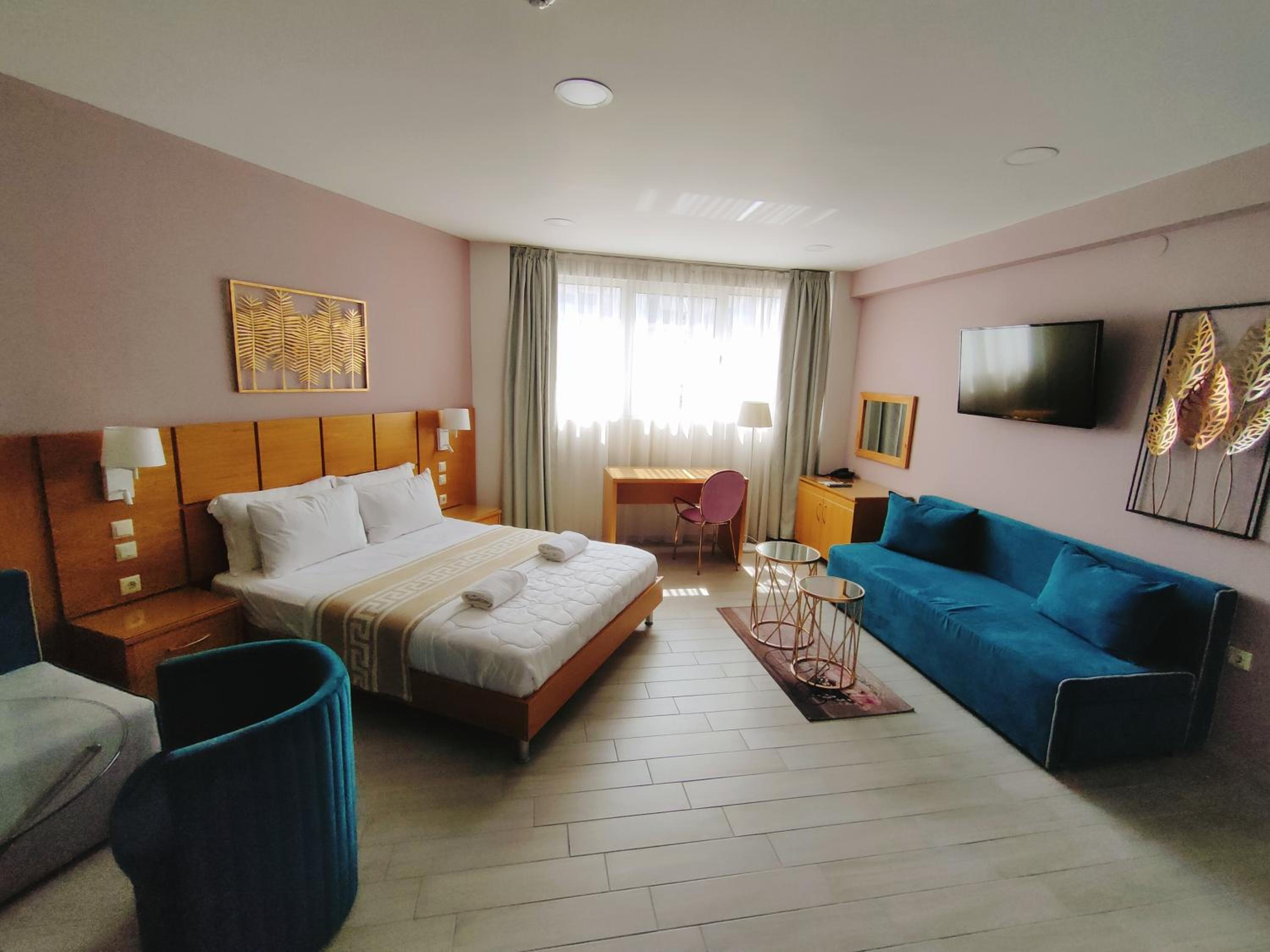 Deluxe Queen Suite photo 1