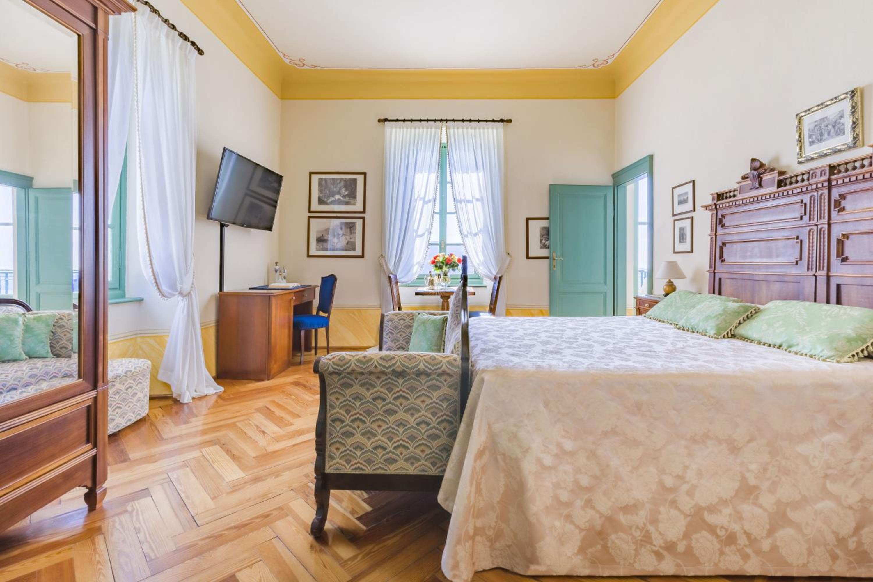 Junior Suite with Terrace and Lake View - Villa - Photo 10