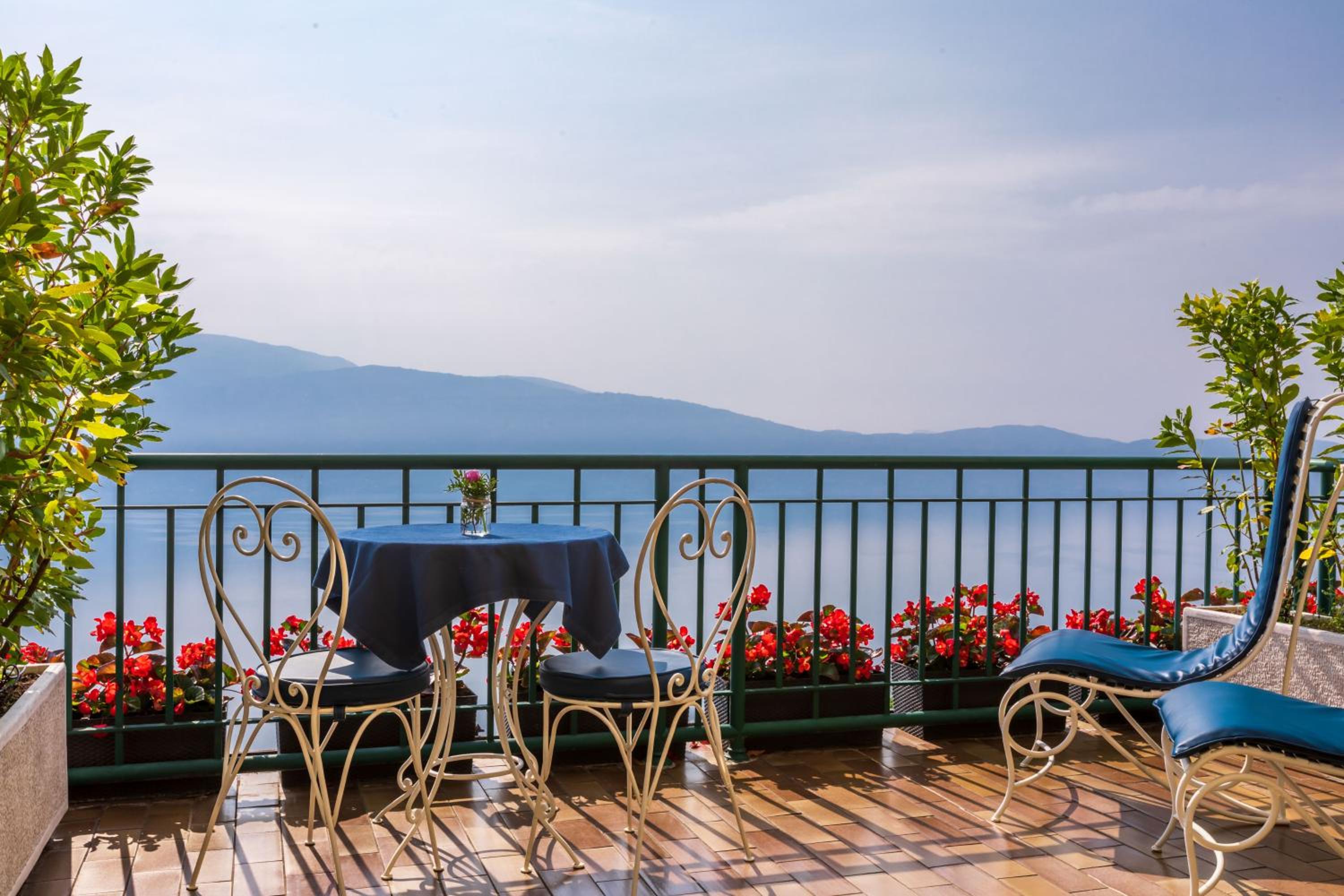 Junior Suite with Terrace and Lake View - Villa - Photo 3