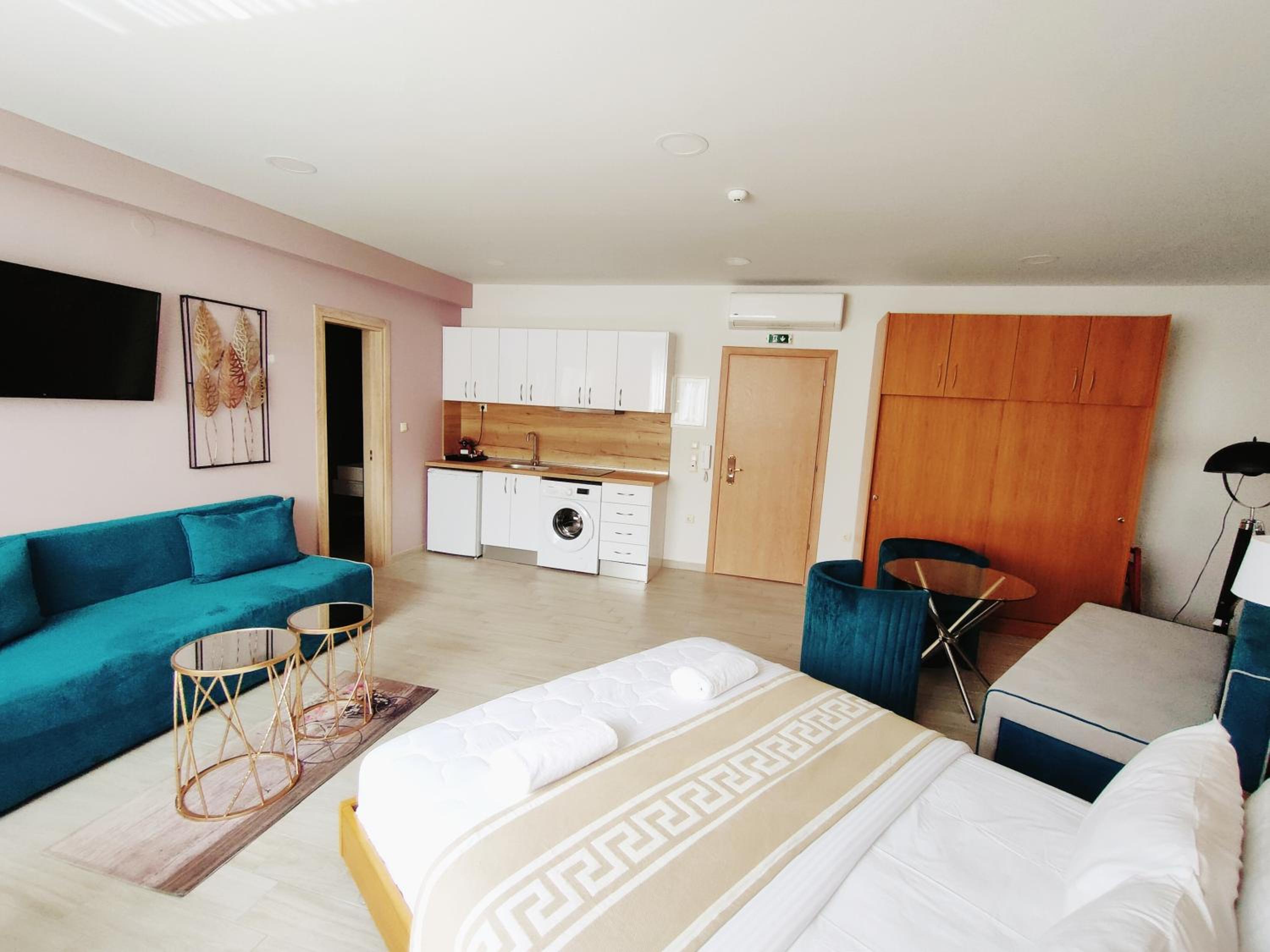 Deluxe Queen Suite photo 3