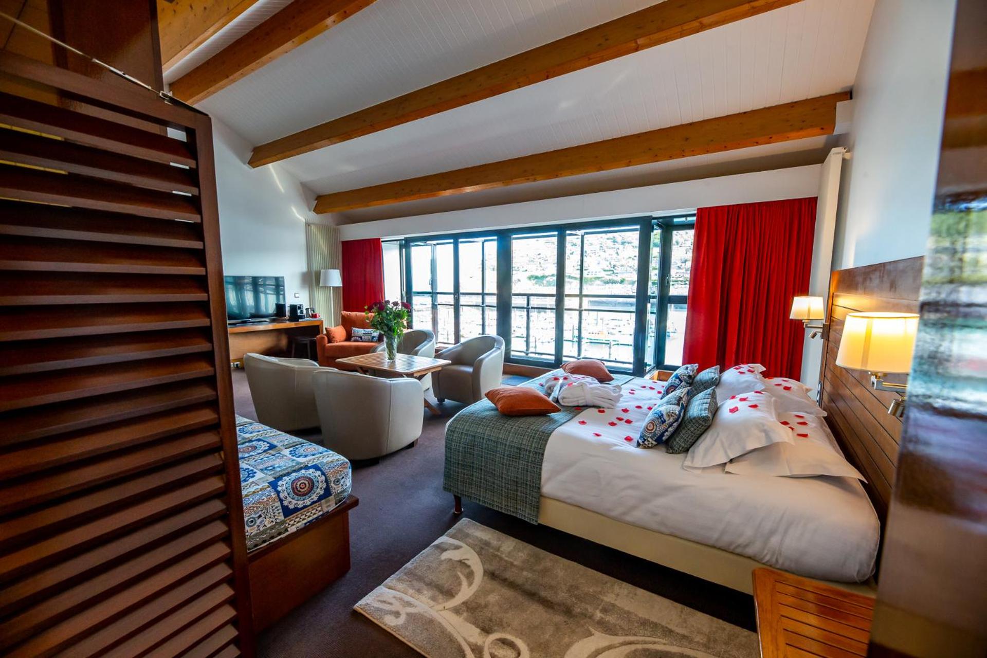 Deluxe Suite (4 Persons) With Sea View - Photo 10