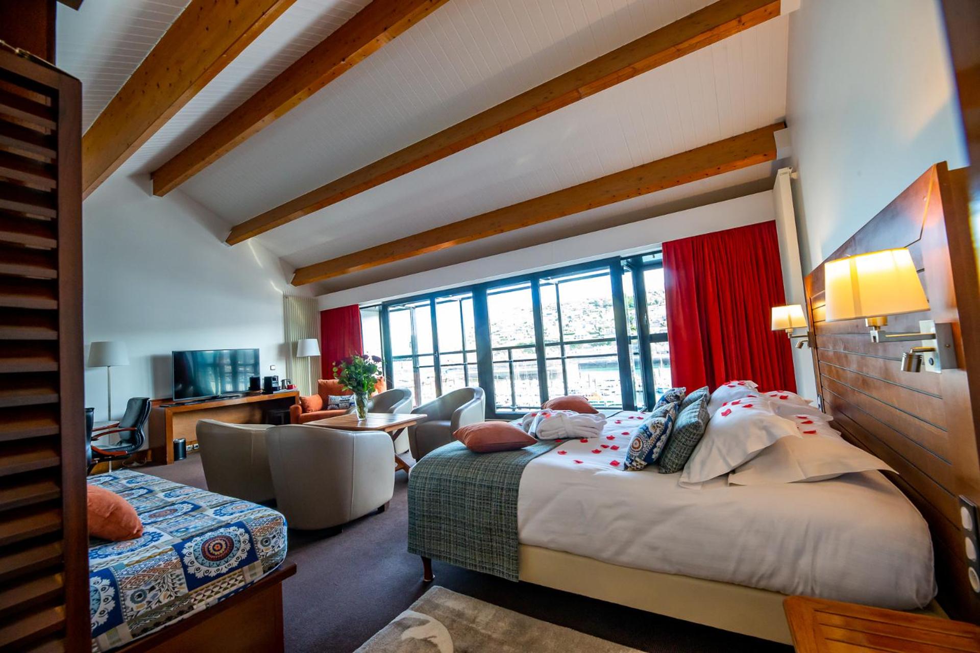 Deluxe Suite (4 Persons) With Sea View - Photo 7