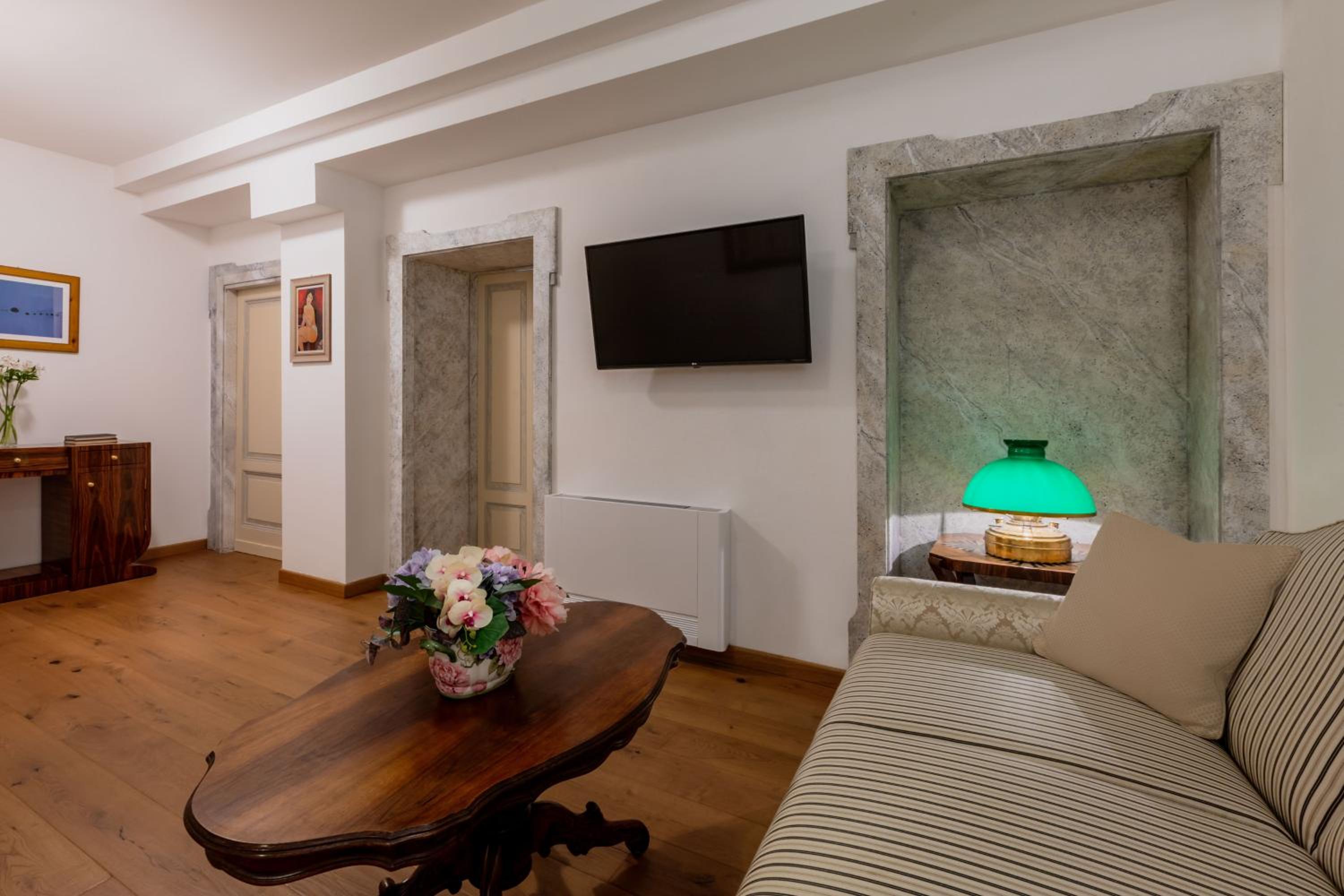 Junior Suite with Lake View - Annex - Photo 10