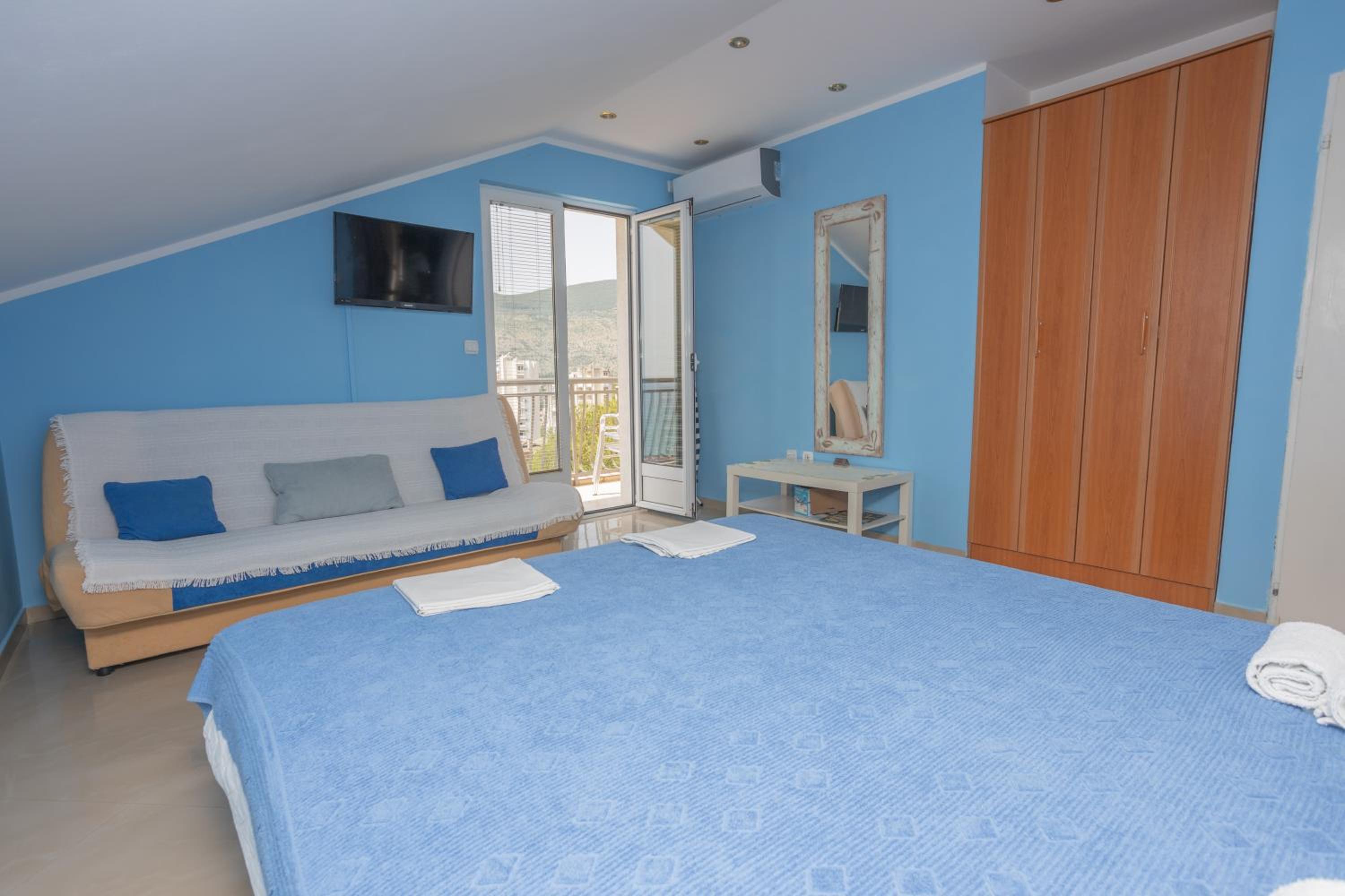 Comfort One-Bedroom Apartment with Sea View 