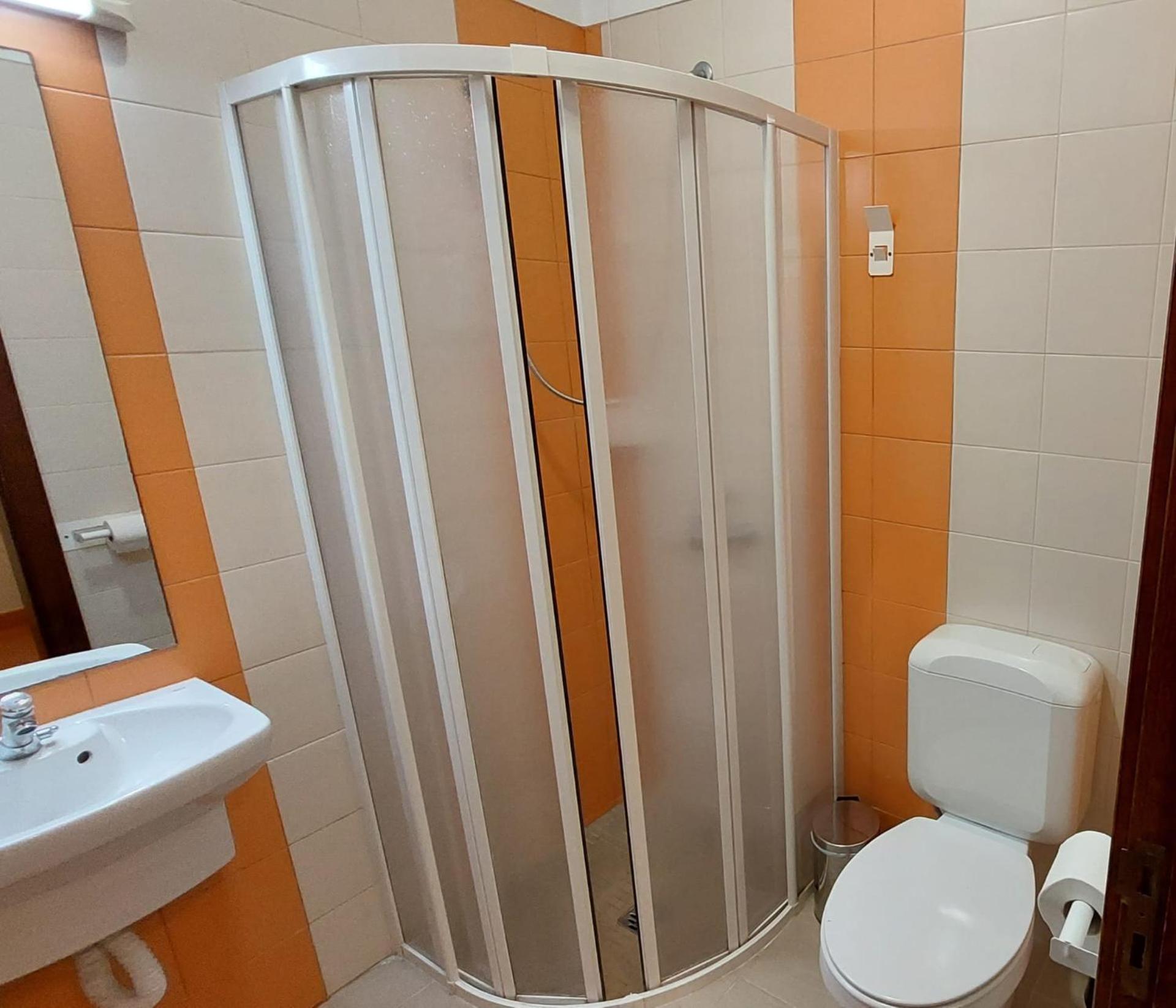 Twin Room with Private Bathroom - Photo 2