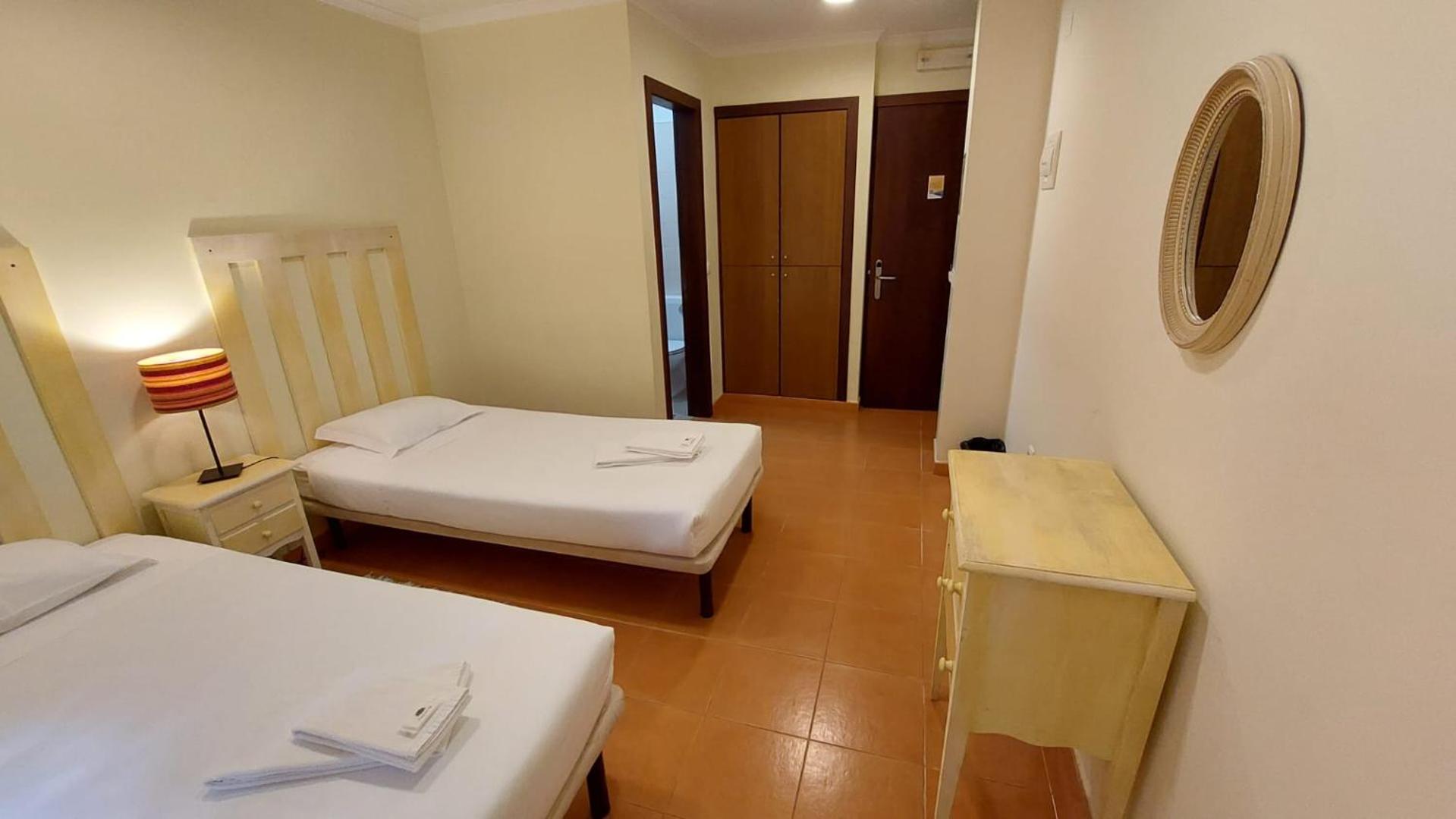 Twin Room with Private Bathroom - Photo 4